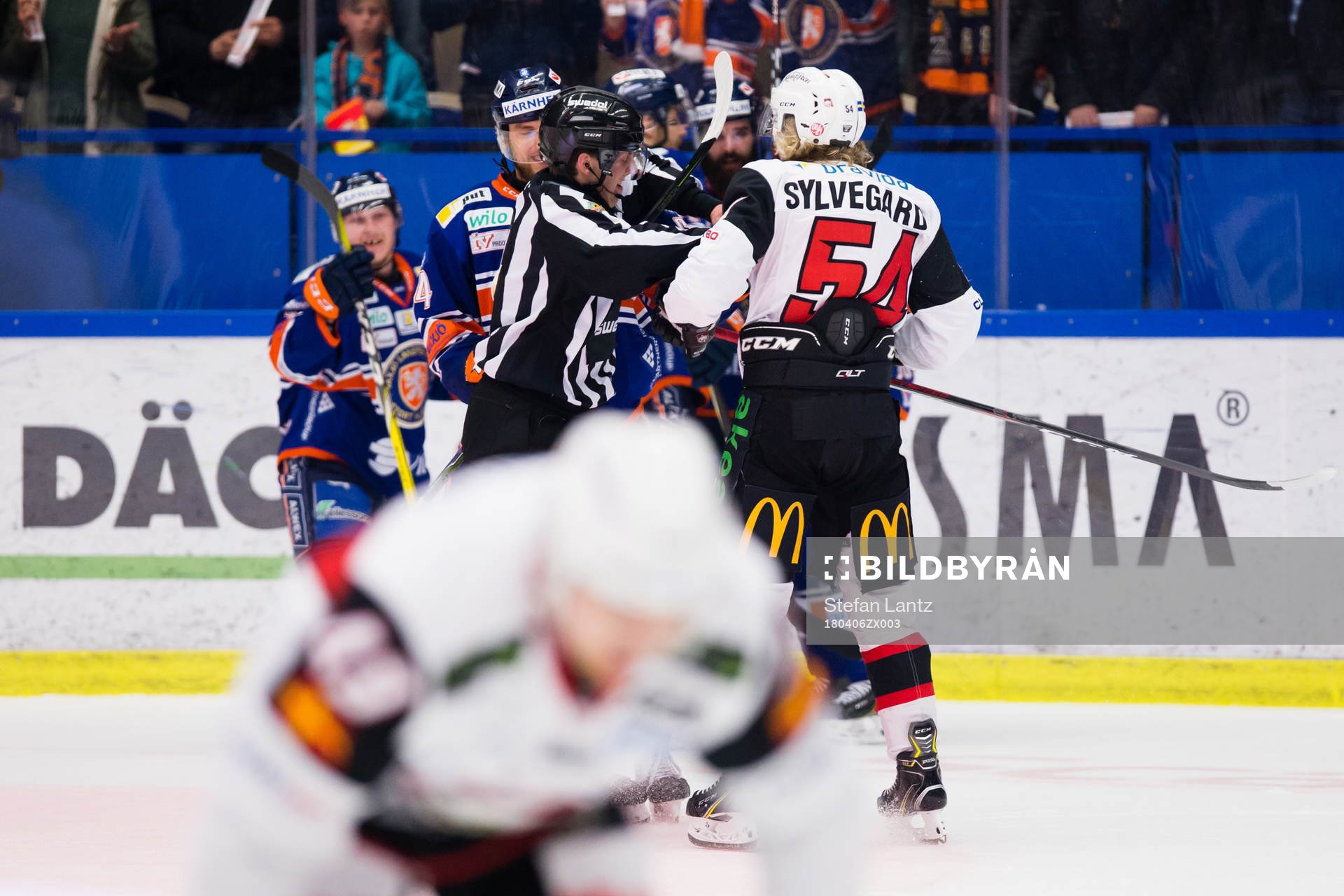Malmö Redhawks Marcus Sylvegård i gruff med en