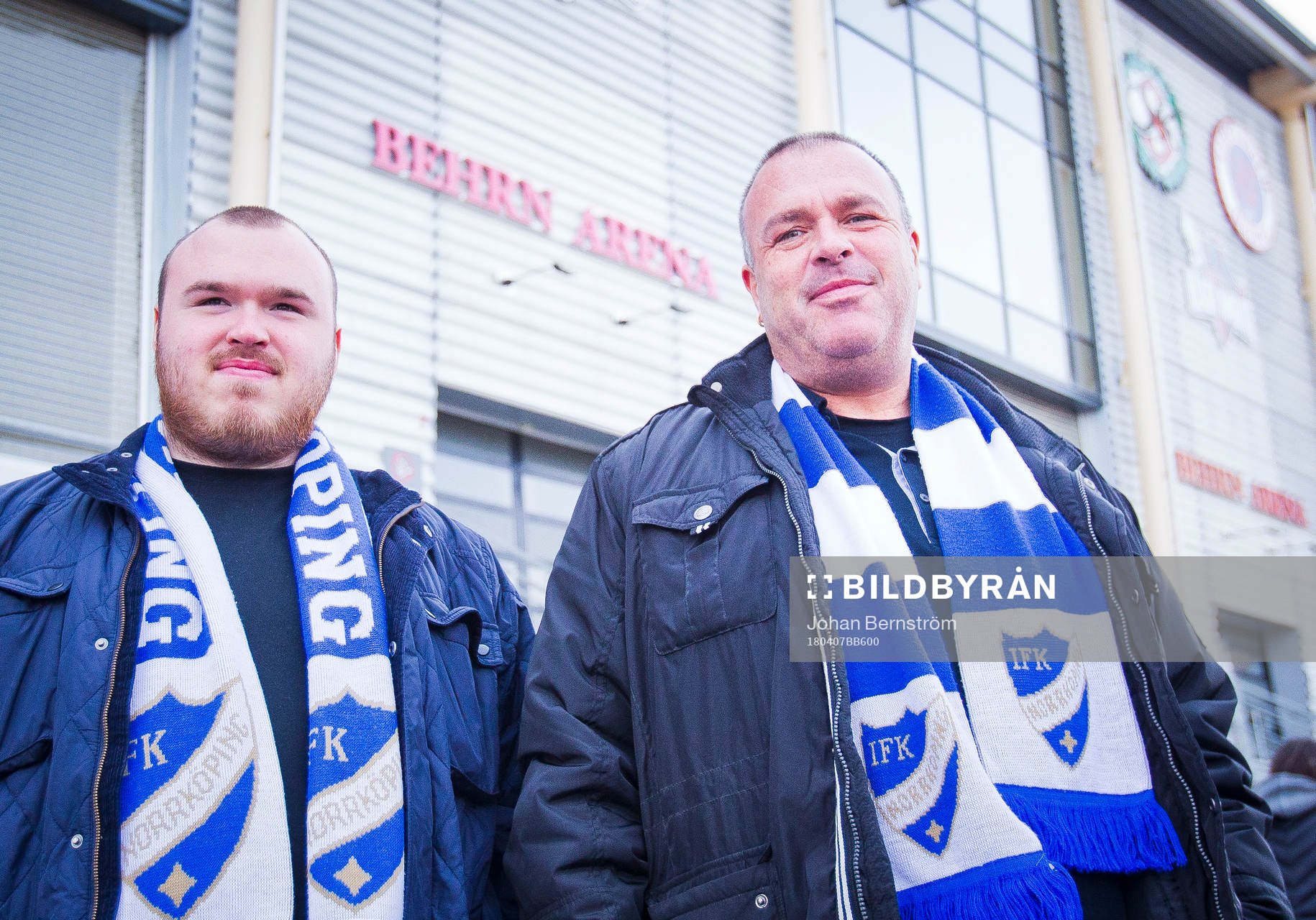Två Norrköpingssupportrar utanför entrén till Behrn