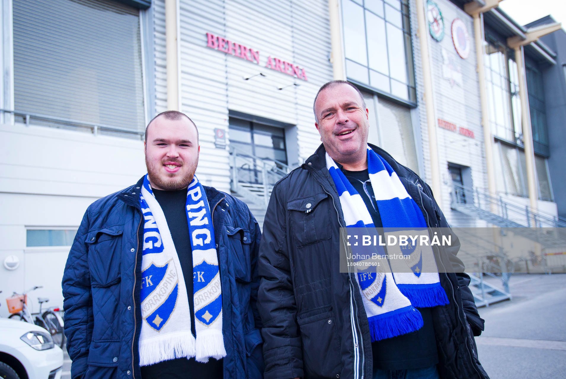 Två Norrköpingssupportrar utanför entrén till Behrn