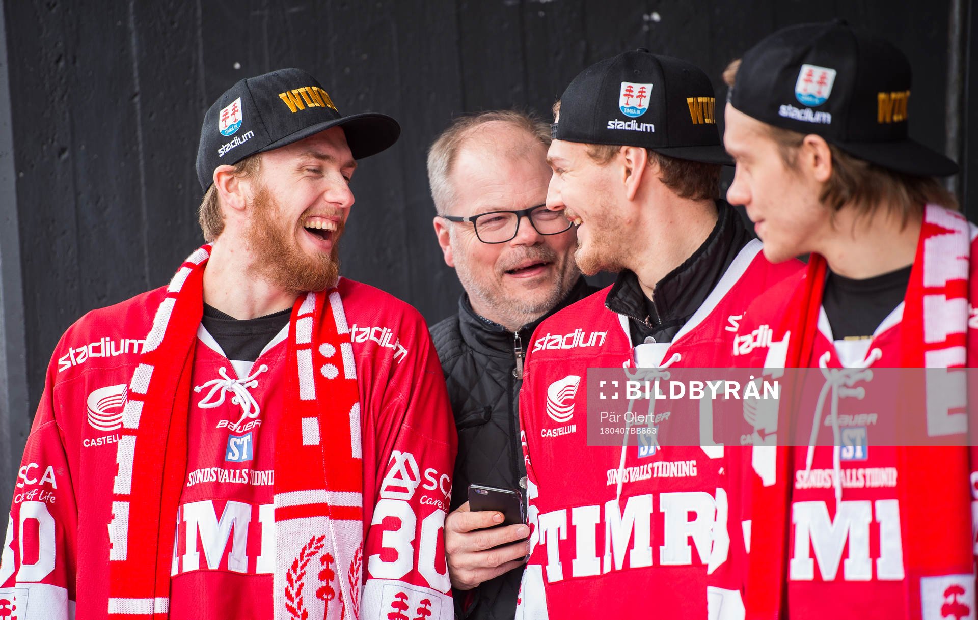 Timrås målvakt Henrik Haukeland skrattar