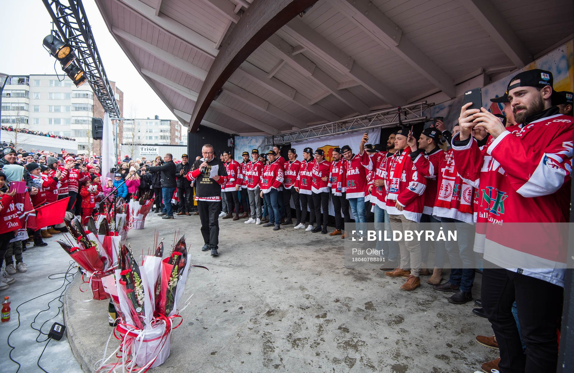 Timrå spelarna tar emot jubel från publiken när Timrå