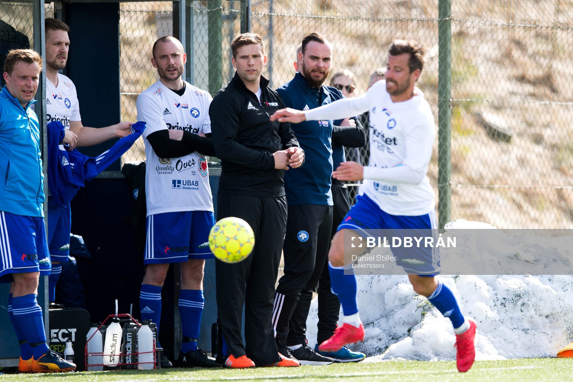 Öjersjös spelande tränare Anders Svensson ser på Pontus Farnerud under fotbollsmatchen i division 5 mellan Öjersjö och Hönö den 7 augusti 2018 i Göteborg.