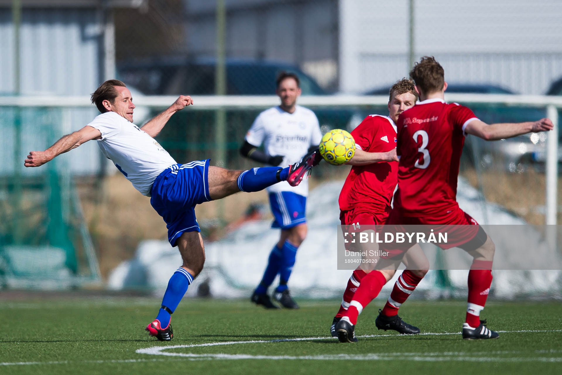 Öjersjös Johan Karlsson under fotbollsmatchen i division 5 mellan Öjersjö och Hönö den 7 augusti 2018 i Göteborg.