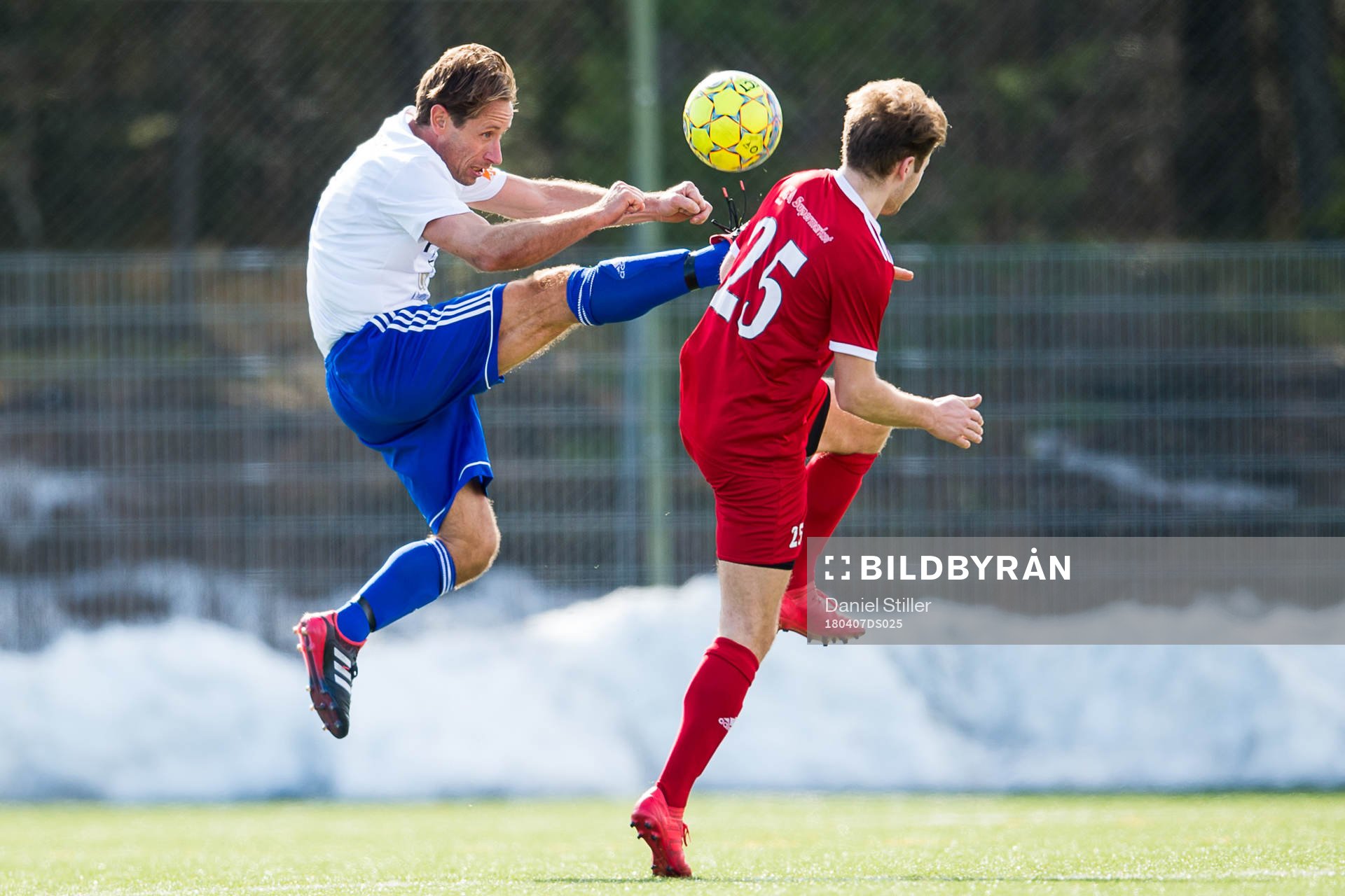 Öjersjös Johan Karlsson under fotbollsmatchen i division 5 mellan Öjersjö och Hönö den 7 augusti 2018 i Göteborg.
