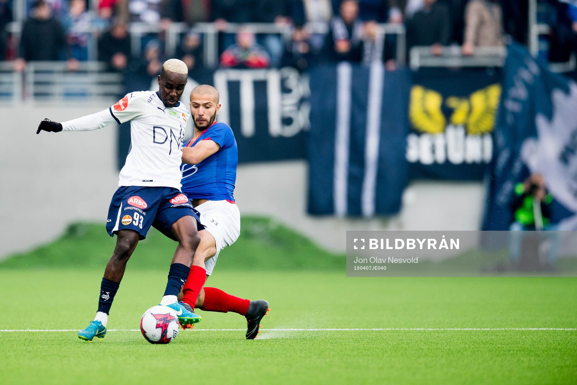 Tokmac Nguen of Strømsgodset and Amin Nouri of Vålerenga