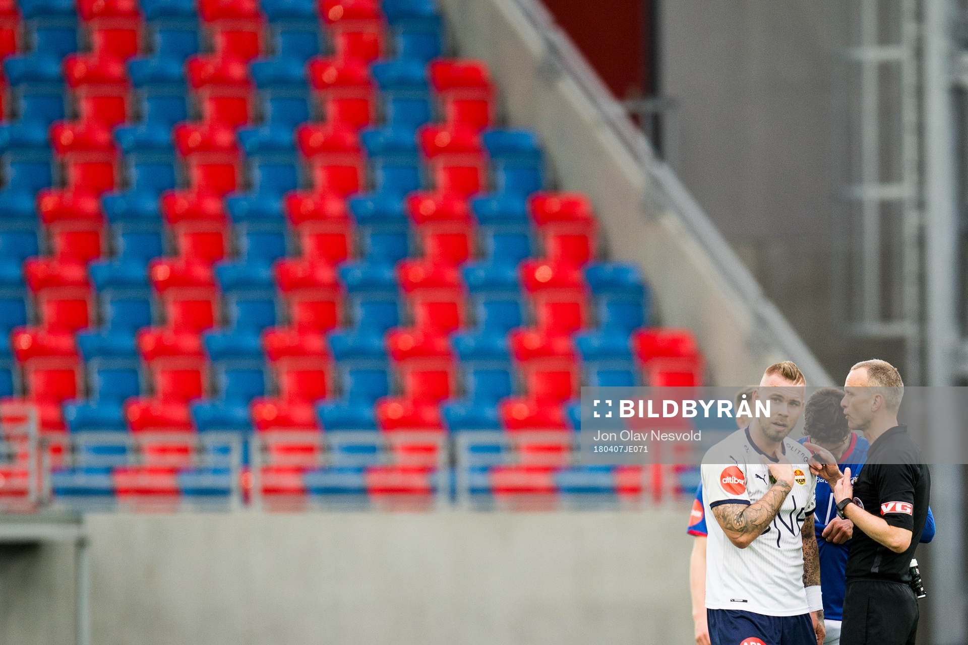 Marcus Pedersen of Strømsgodset and Tommy Skjerven, referee