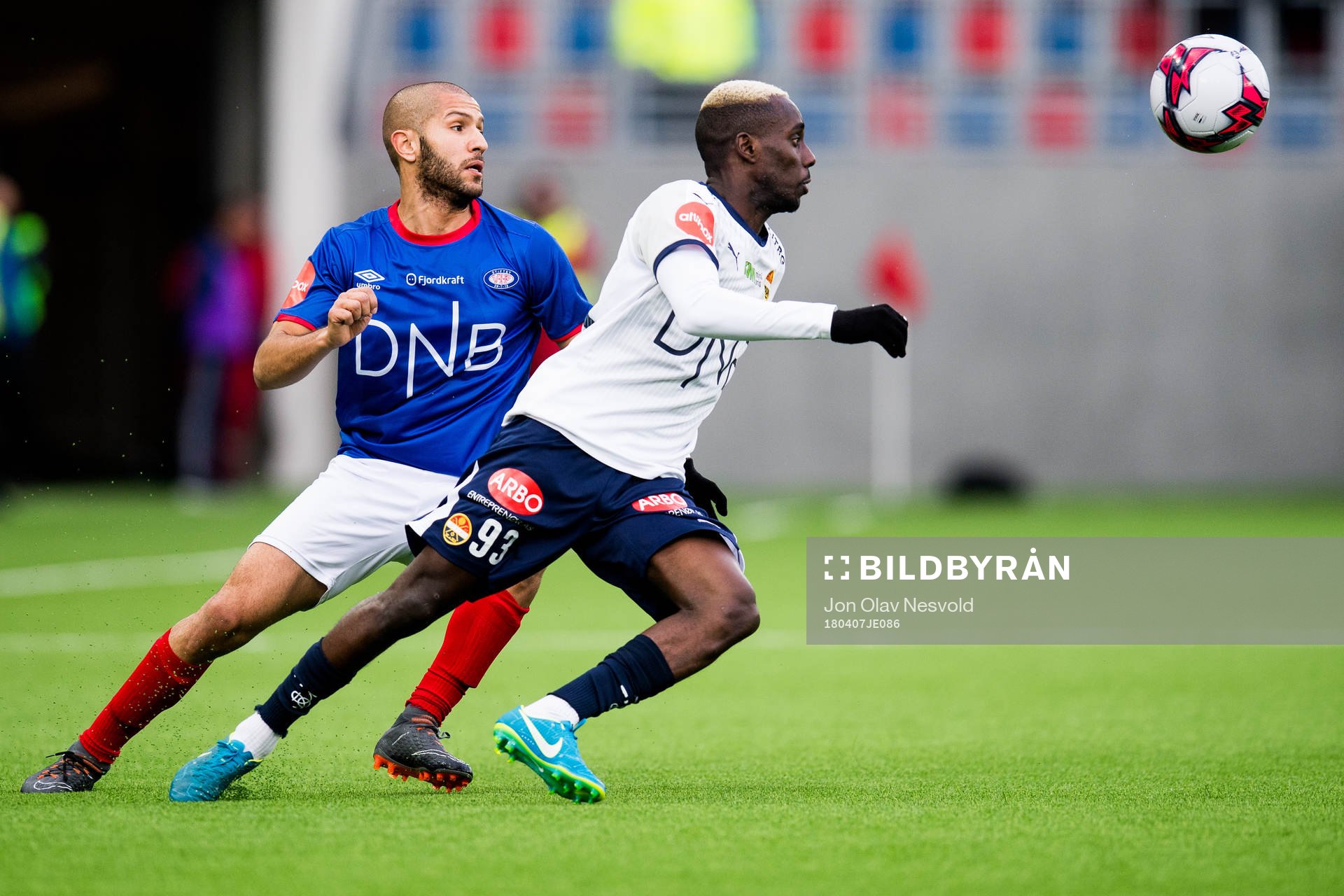 Amin Nouri of Vålerenga and Tokmac Nguen of Strømsgodset