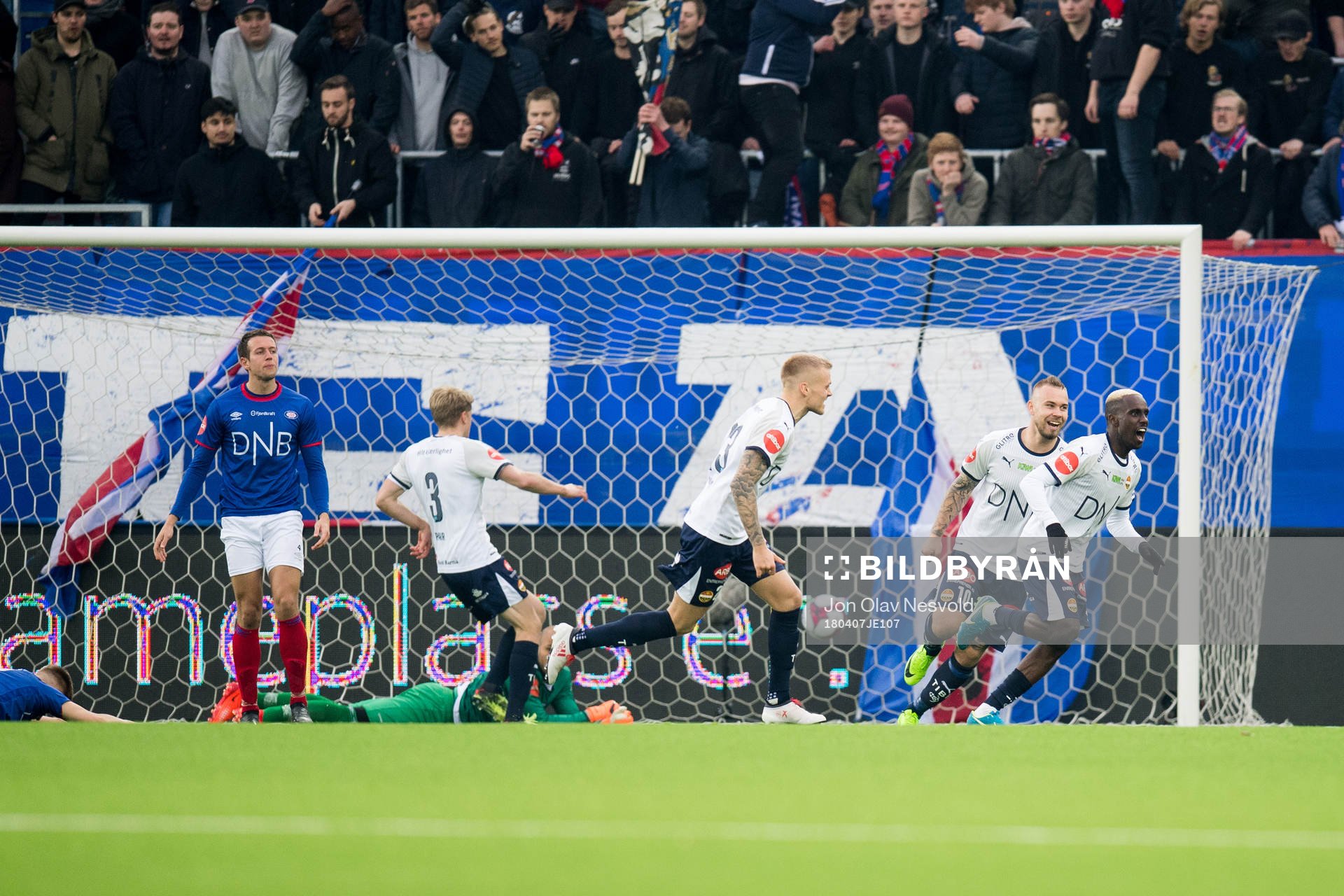 Tokmac Nguen of Strømsgodset celebrates 2-1 with his