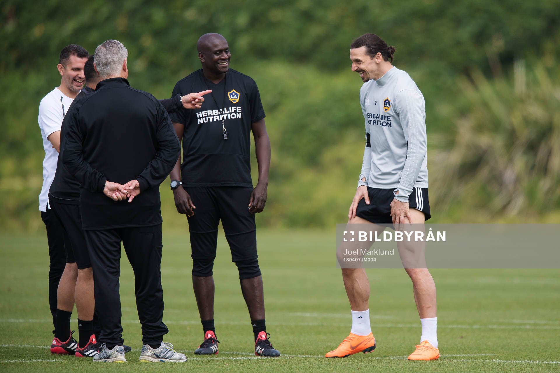 Zlatan Ibrahimovic skrattar ihop med ledare