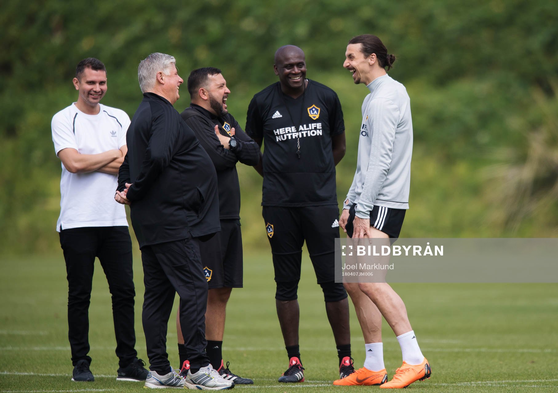 Zlatan Ibrahimovic skrattar ihop med ledare