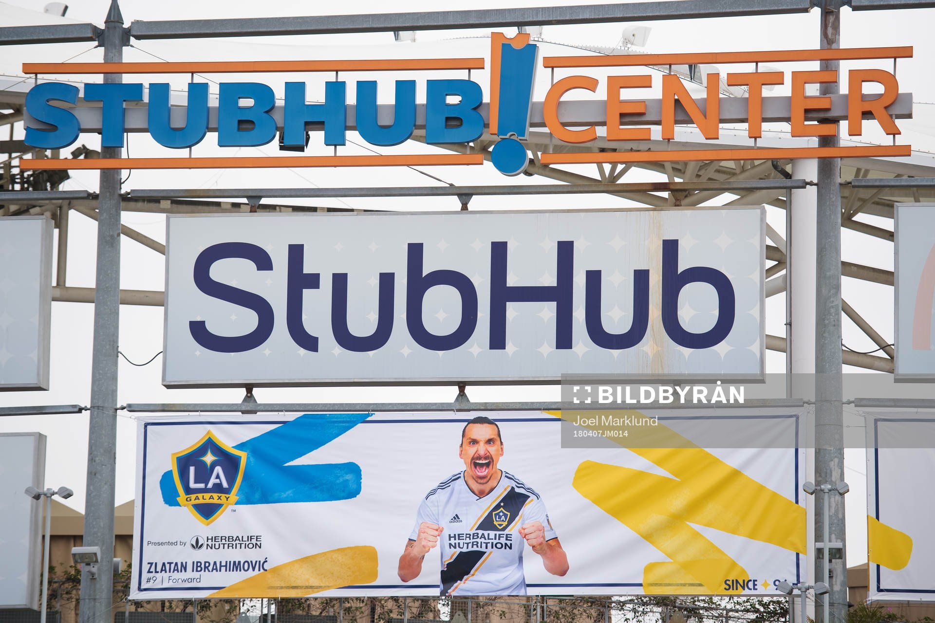 En affisch med Zlatan Ibrahimovic hänger på Stubhub