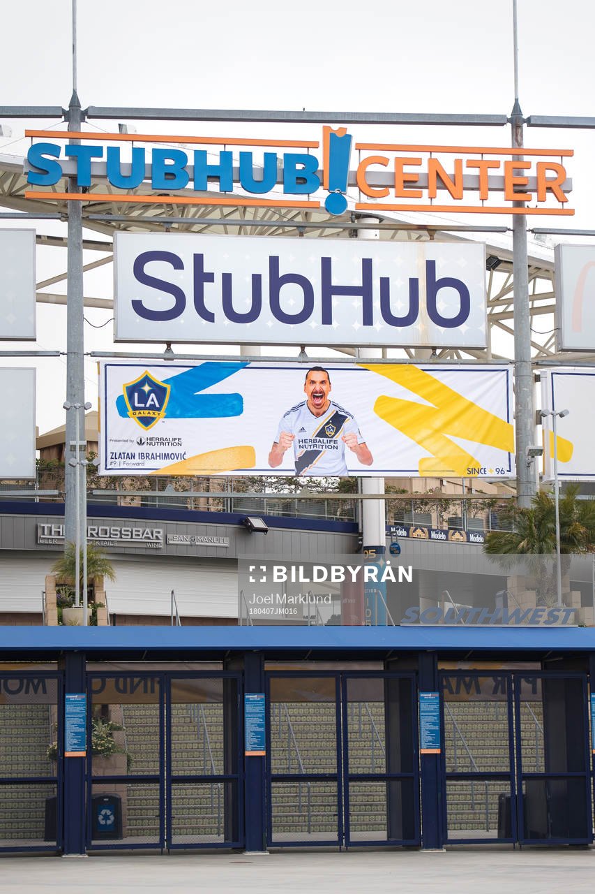 En affisch med Zlatan Ibrahimovic hänger på Stubhub Center, spelplats för MLS-laget LA Galaxy, den 7 april 2018 i Los Angeles.