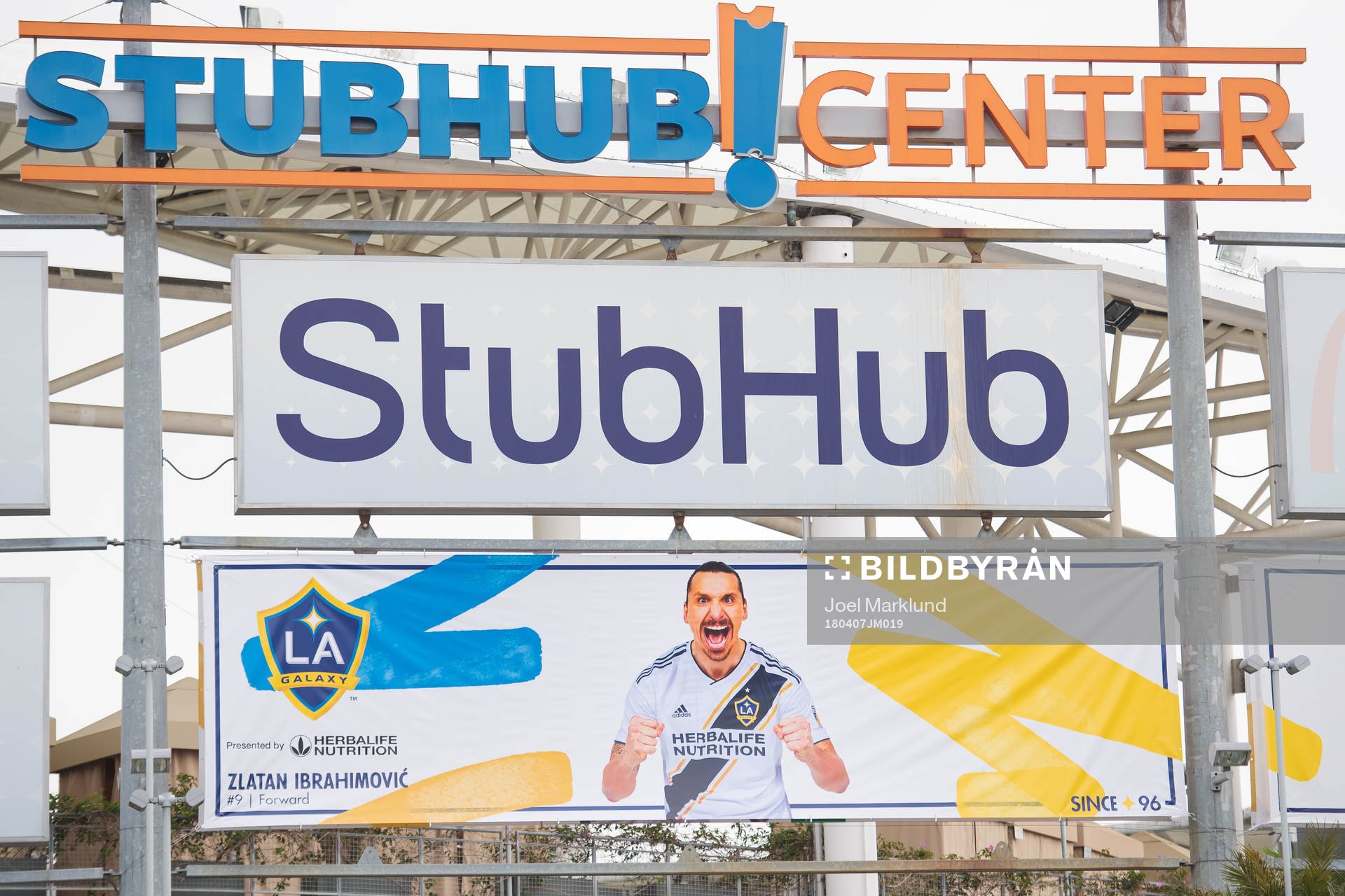 En affisch med Zlatan Ibrahimovic hänger på Stubhub Center, spelplats för MLS-laget LA Galaxy, den 7 april 2018 i Los Angeles.