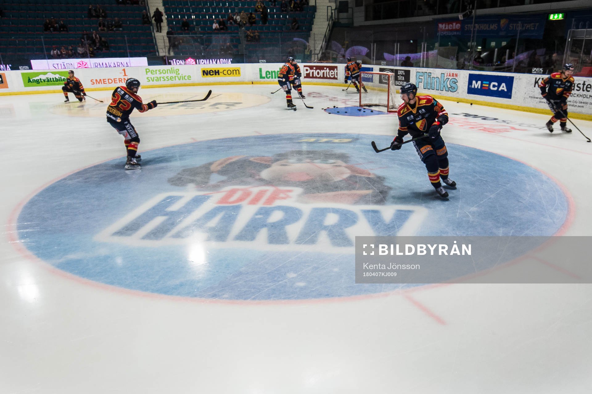 Djurgårdens spelare värmer upp vid logotypen för DIF