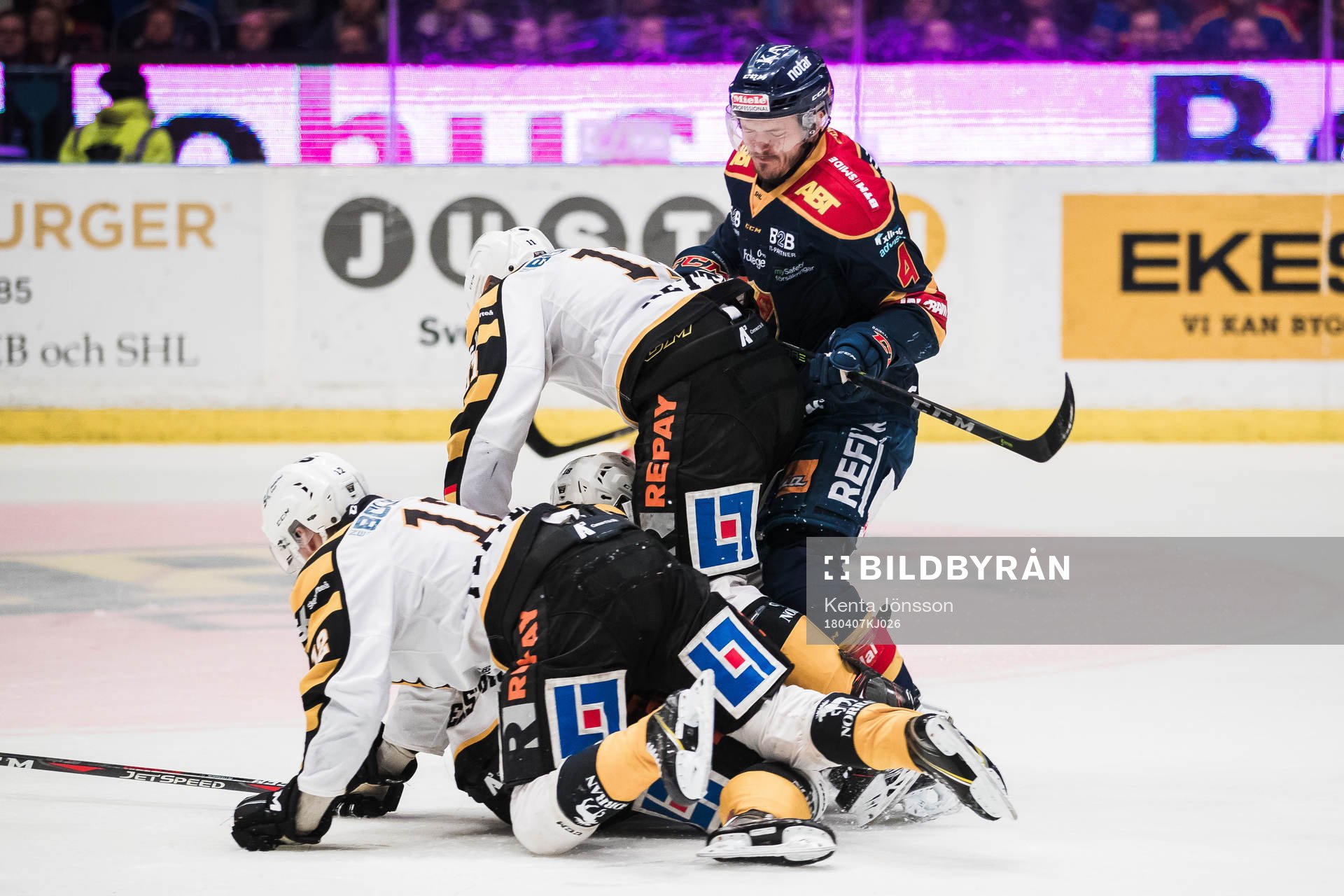Djurgårdens Marcus Högström tacklar Skellefteås Pontus