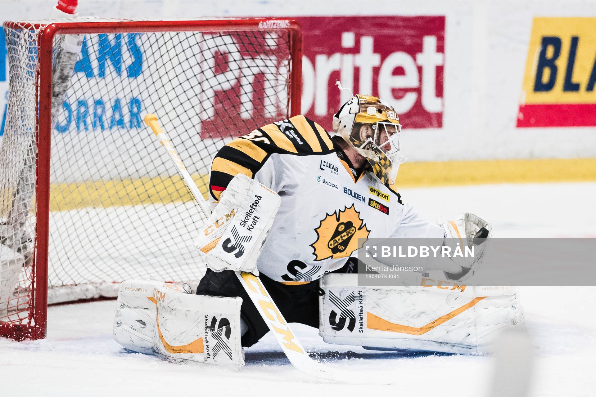 Skellefteås målvakt Gustaf Lindvall med en räddning