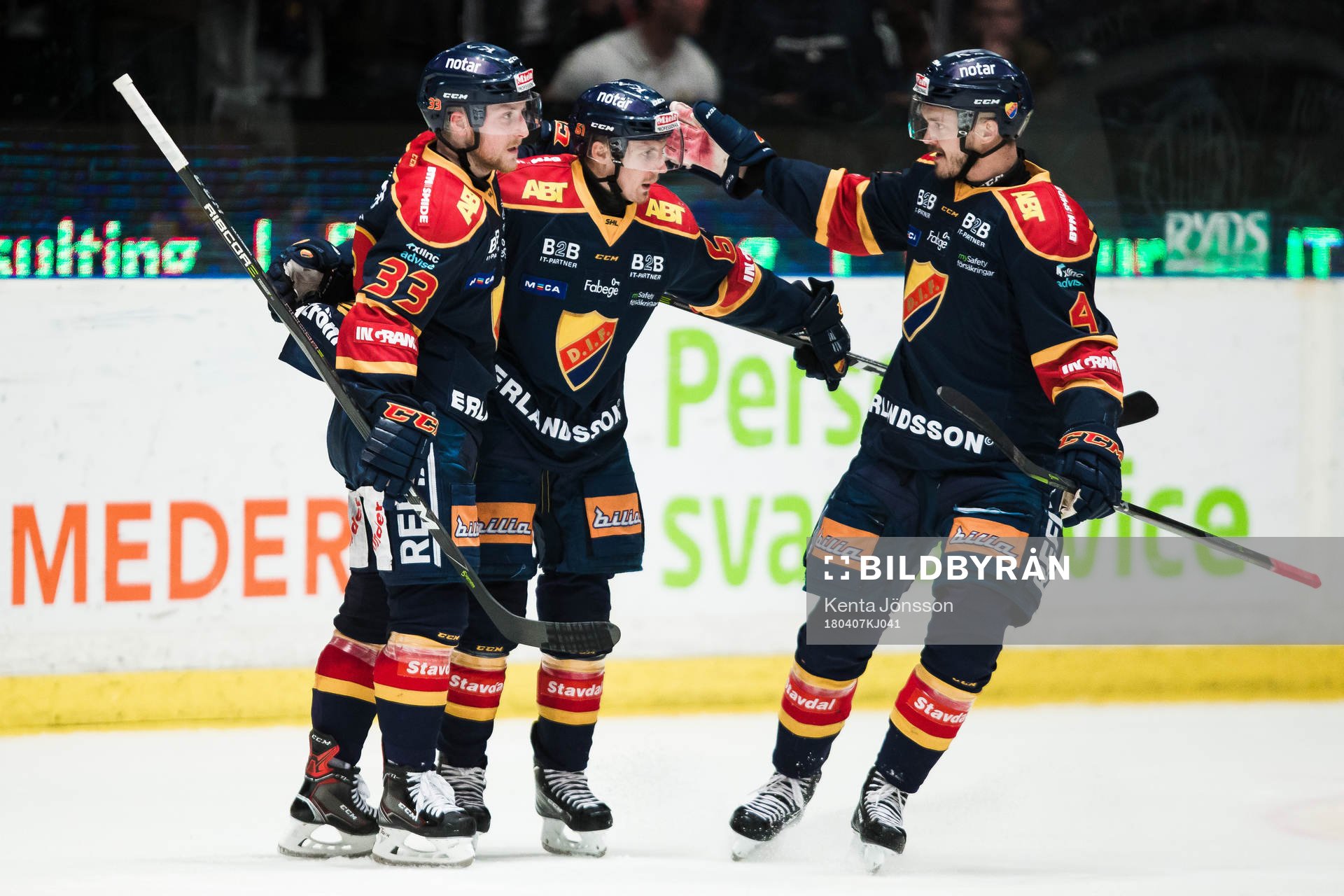 Djurgårdens Markus Ljungh jublar Linus Hultström och