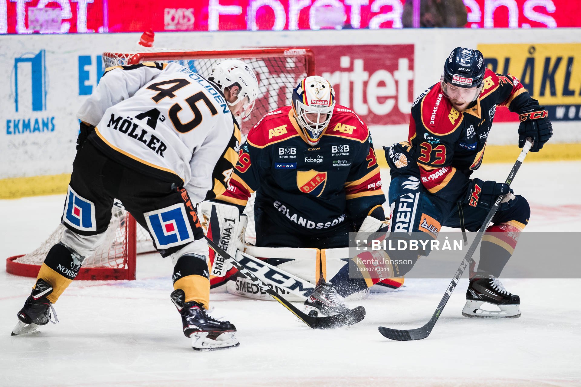 Skellefteås Oscar Möller med en målchans framför