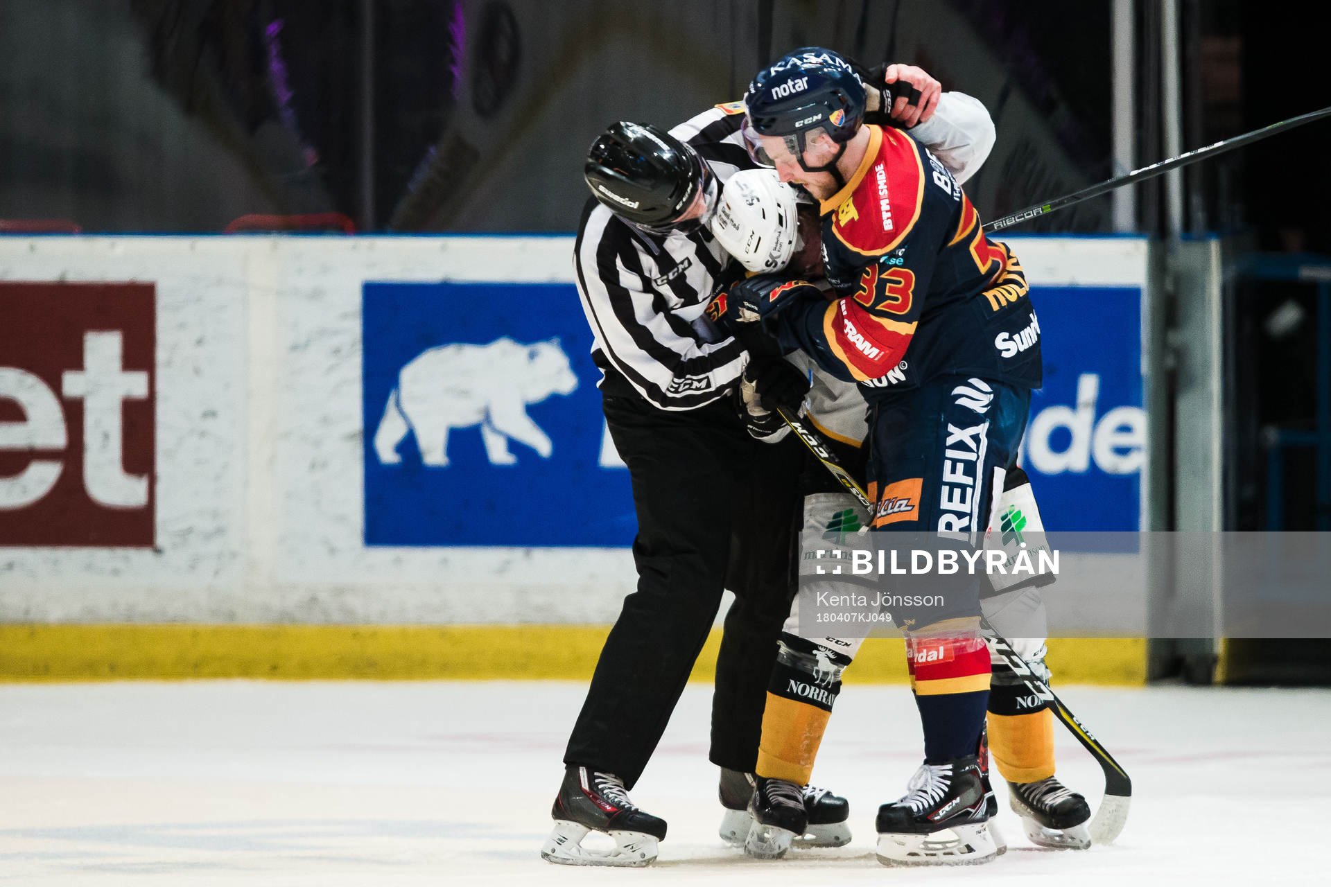 Djurgårdens Linus Hultström i ett bråk med en
