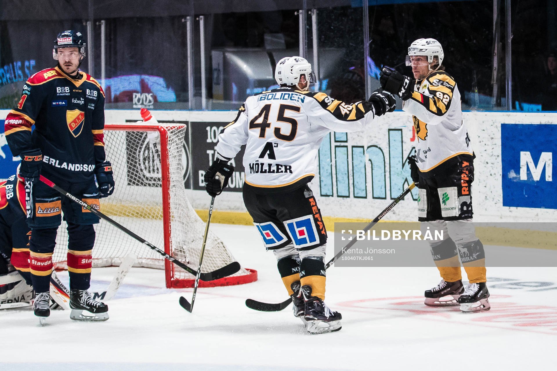 Skellefteås Jesper Olofsson jublar med Oscar Möller
