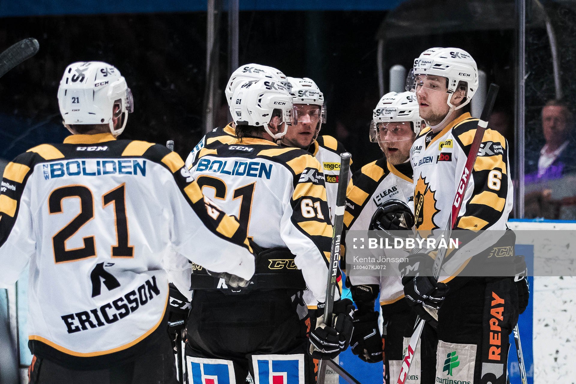 Skellefteås Jesper Olofsson jublar med lagkamrater