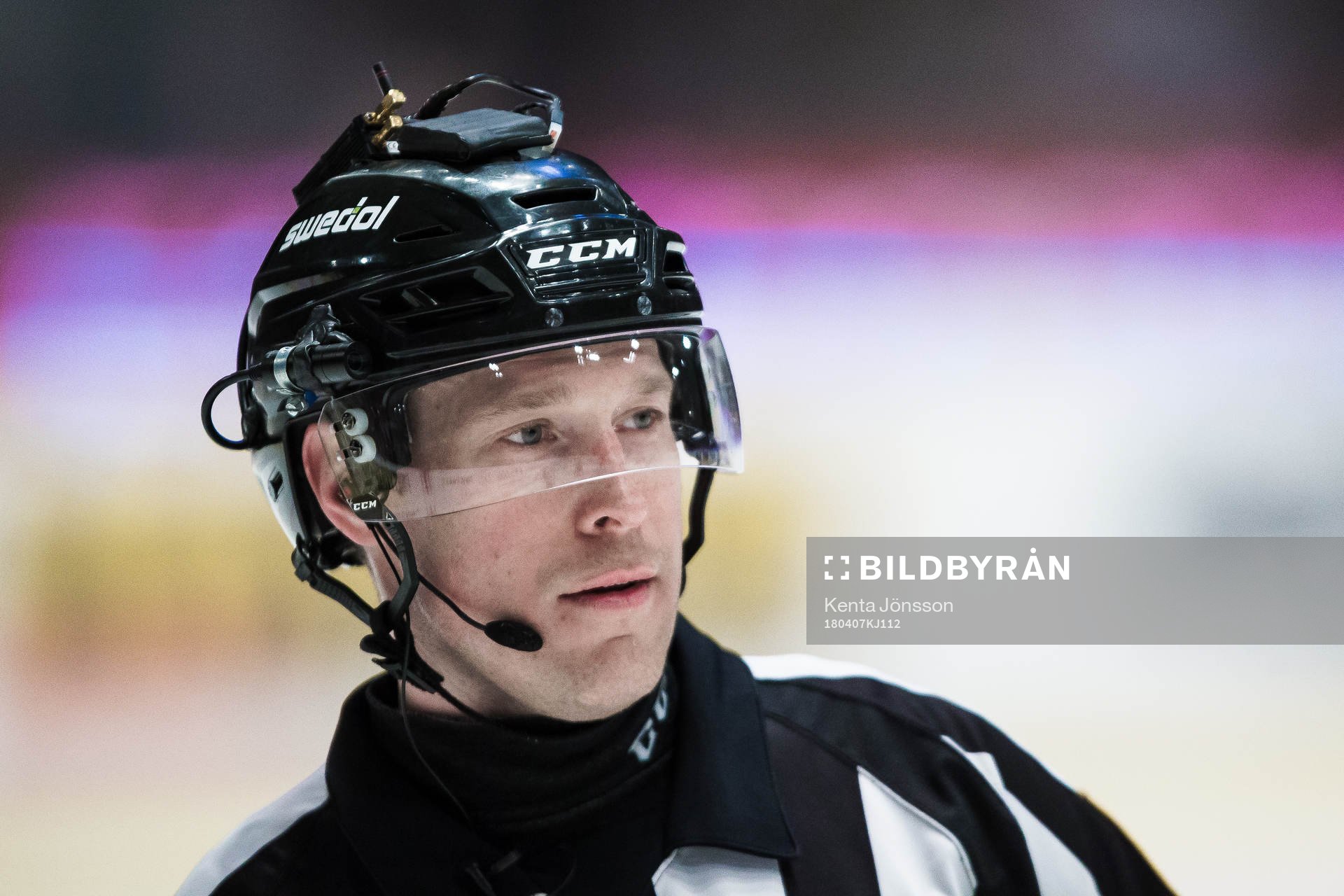 Domare Tobias Björk med en mikrofon