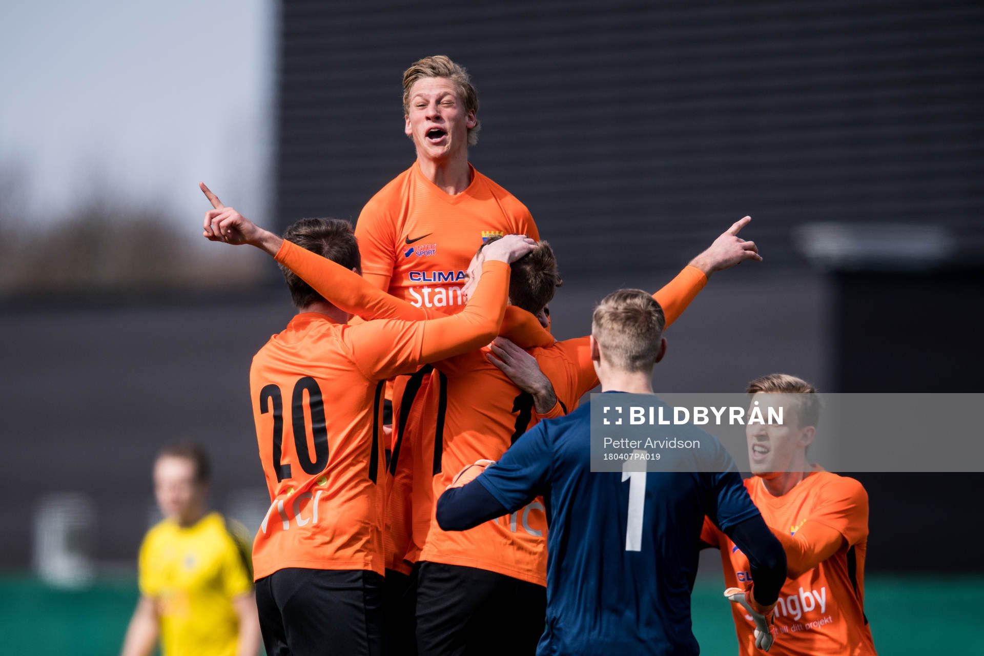 Torns Tobias Karlsson (m) och övriga lagkamrater jublar