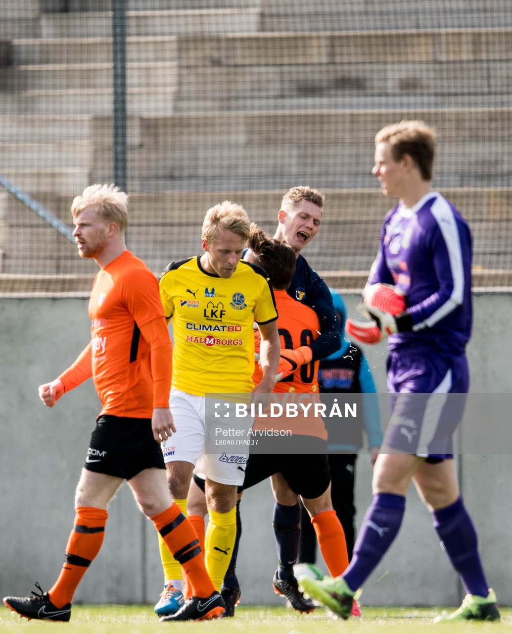 Torns målvakt Philip Mårtensson jublar med Ludvig Bergman