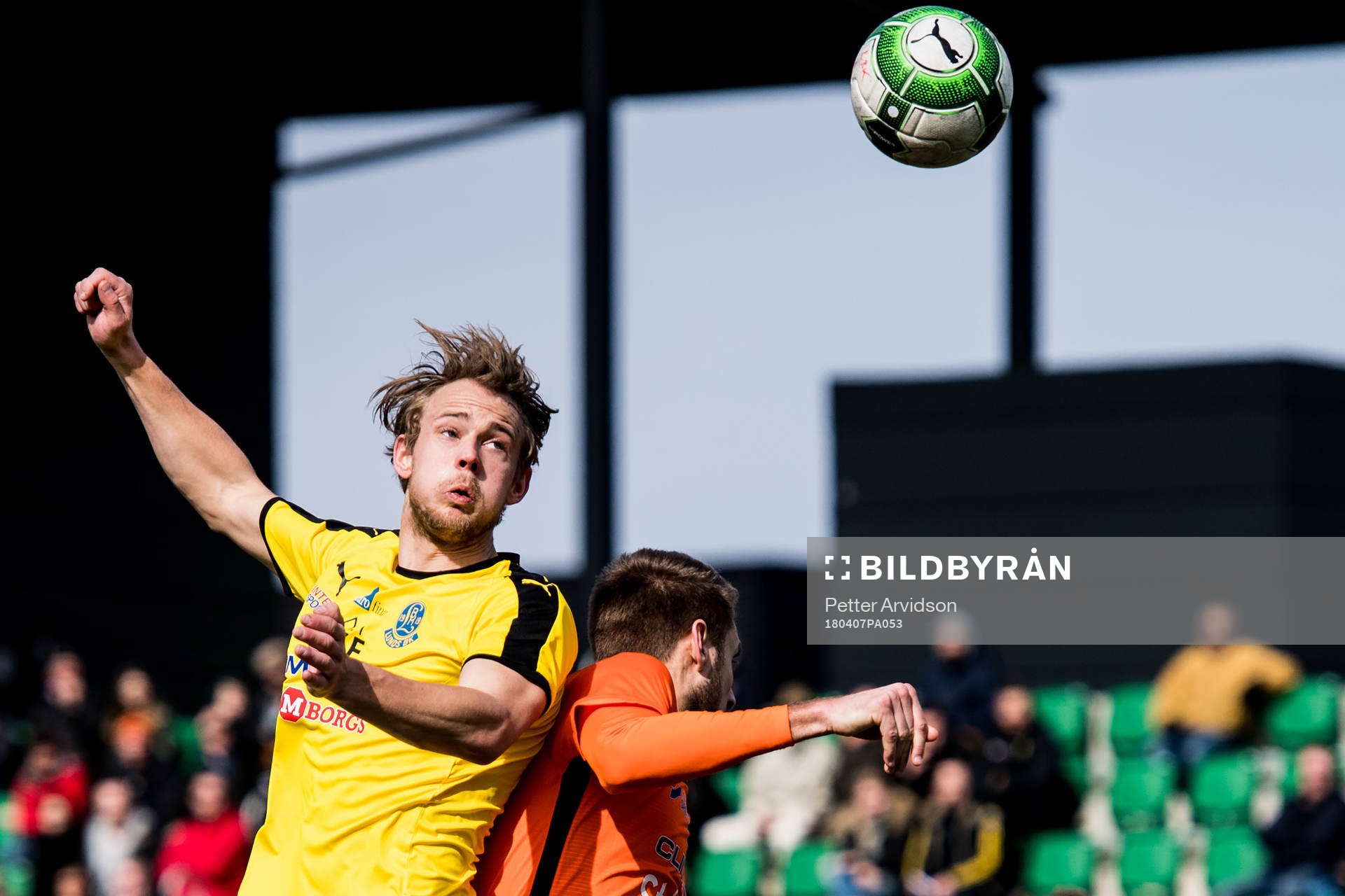 Lunds Andreas Birgersson och Torns Niklas Nilsson under fotbollsmatchen i division 1 södra mellan Lund och Torn den 7 april 2018 i Lund.