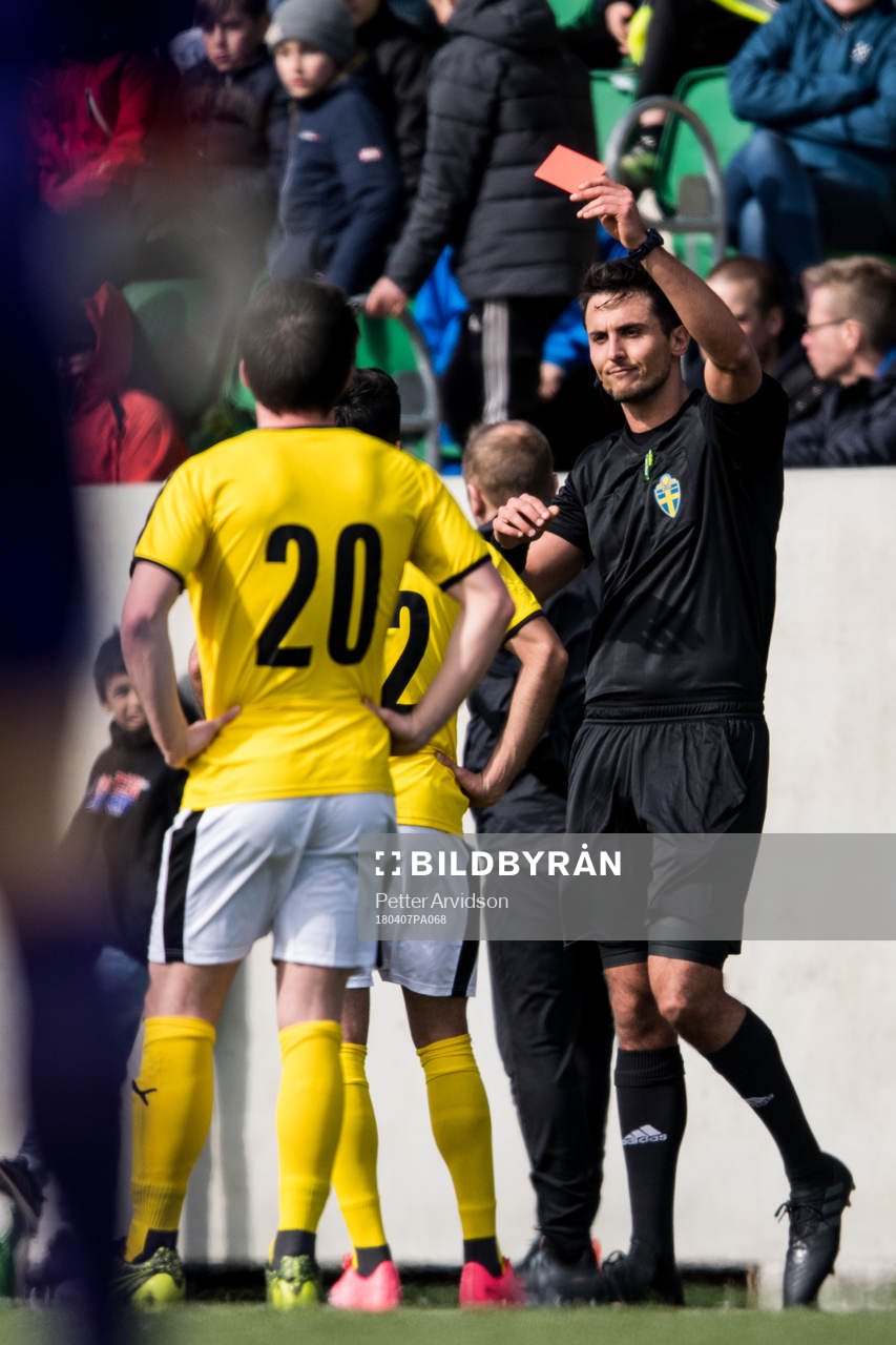 Domare Adi Aganovic ger rött kort till Lunds Noraollah