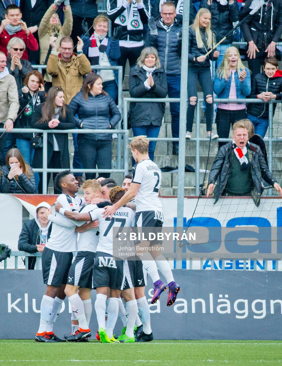 Örebros Filip Rogic gör 1-1 och jublar med Sebastian