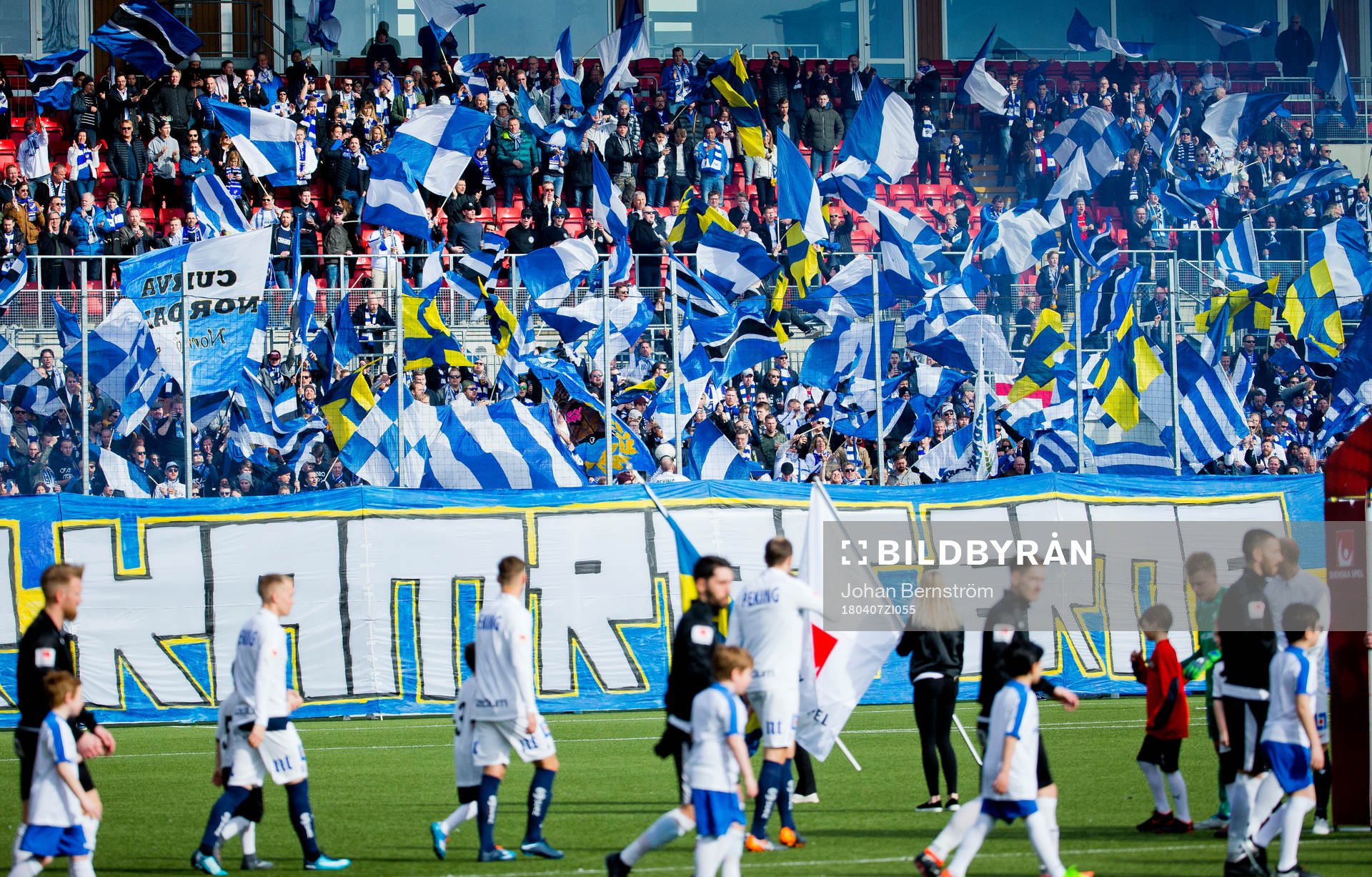 Norrköpingsklacken kör ett stort tifo