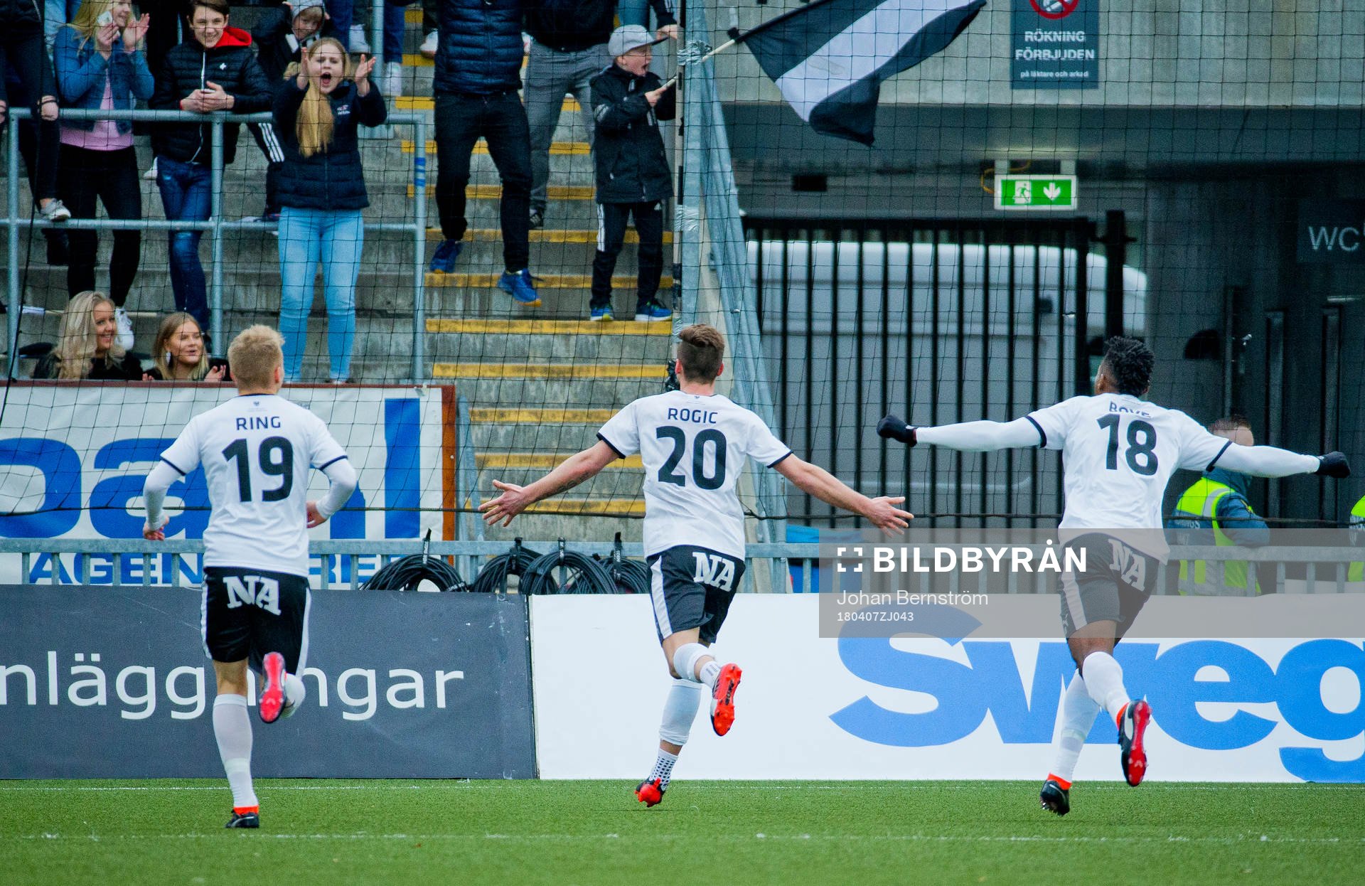 Örebros Filip Rogic gör 1-1 och jublar med Sebastian Ring