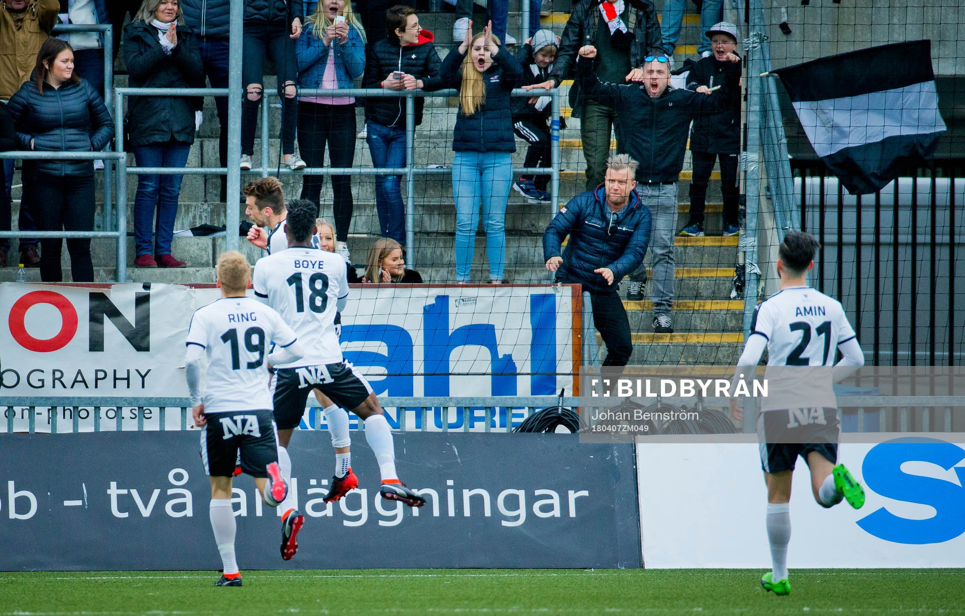 Örebros Filip Rogic gör 1-1 och jublar med Sebastian