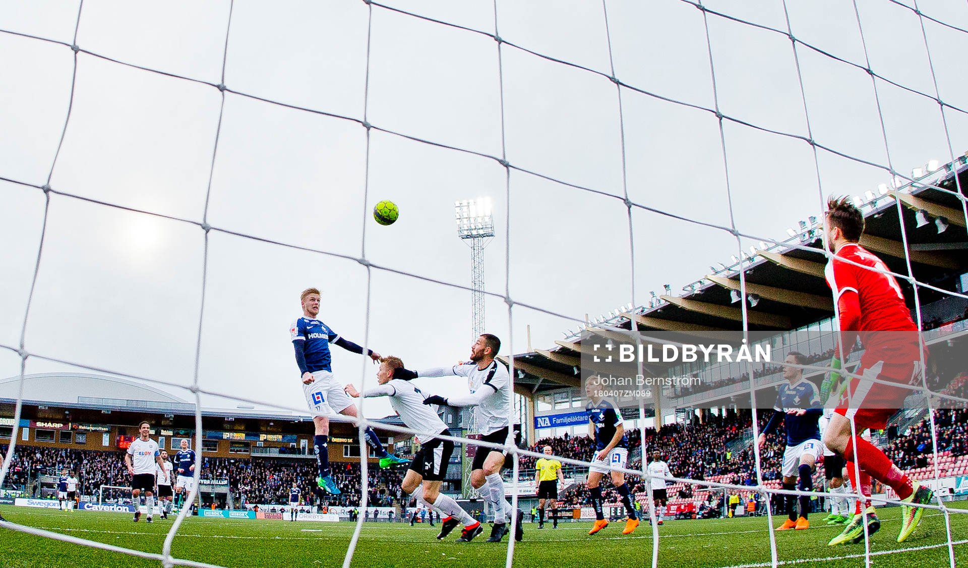 Norrköpings Kalle Holmberg och Örebros målvakt Oscar