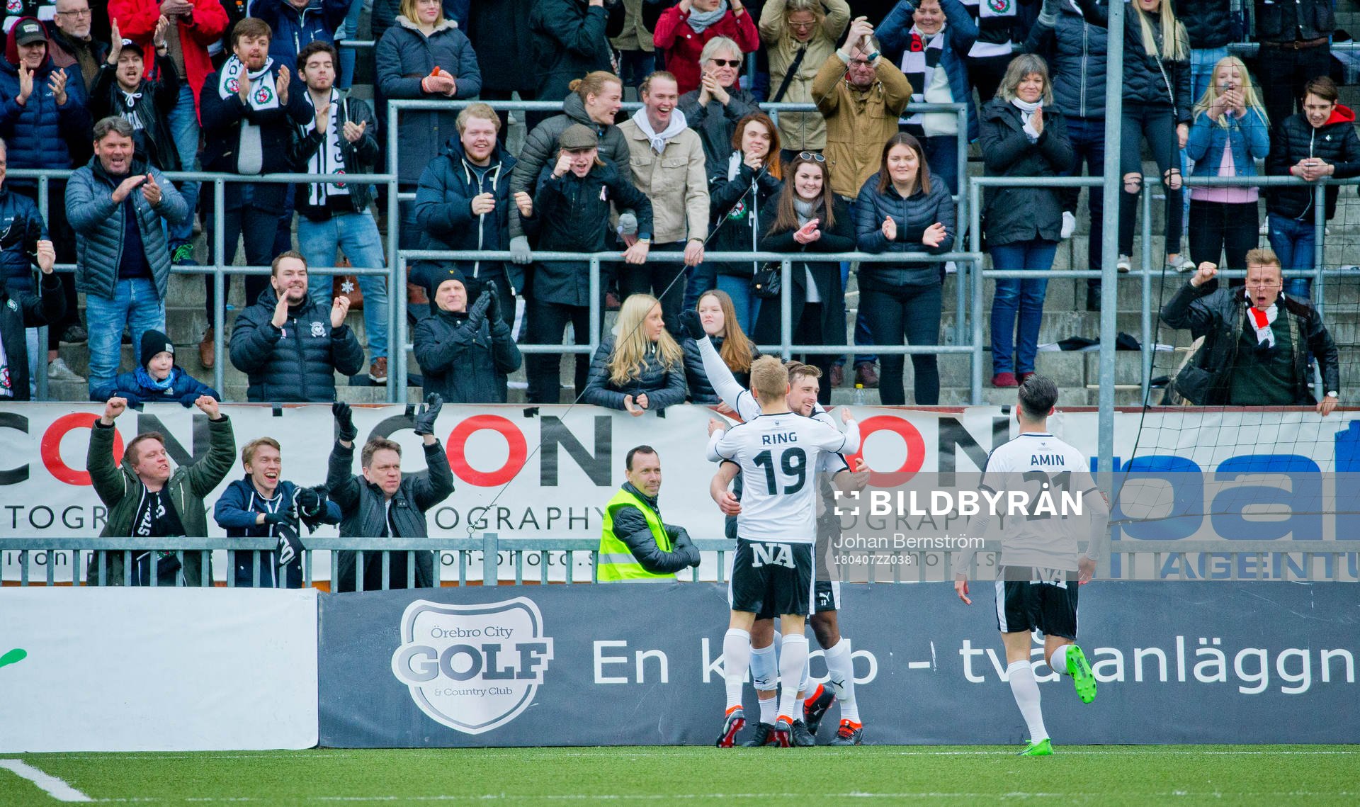 Örebros Filip Rogic gör 1-1 och jublar med Sebastian Ring