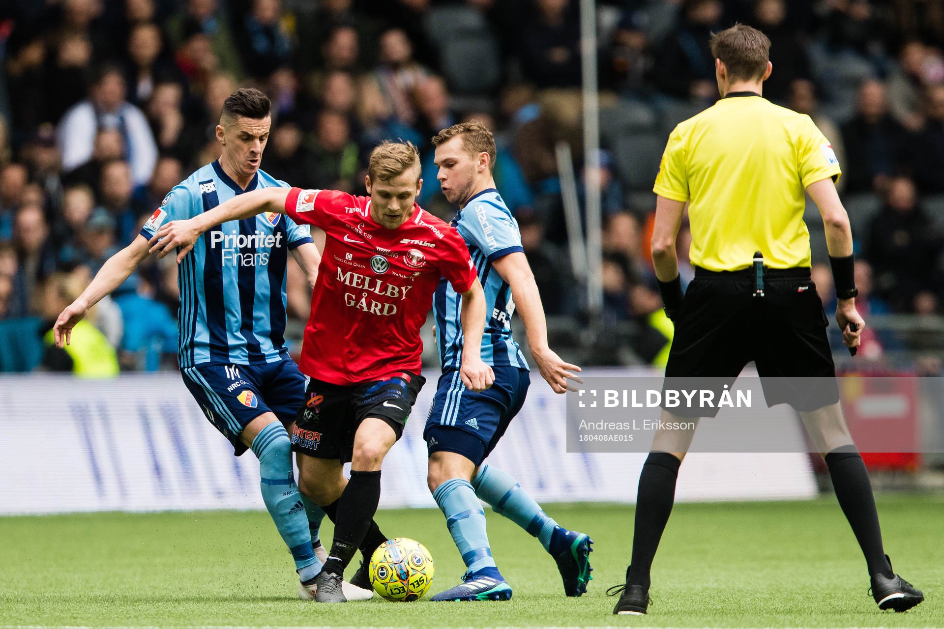 Trelleborgs Erik Andersson i kamp om bollen med