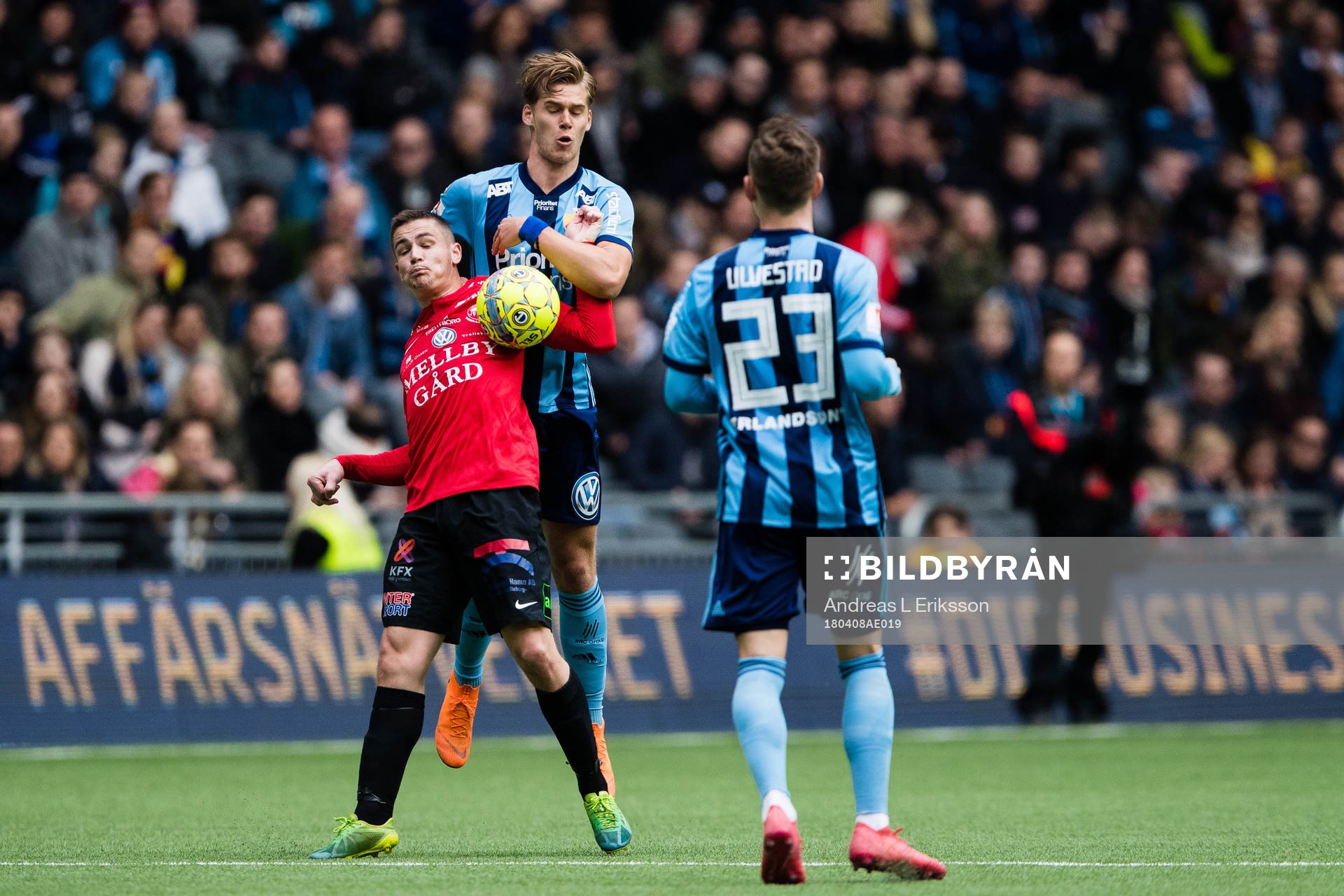 Trelleborgs Oscar Johansson i kamp om bollen med