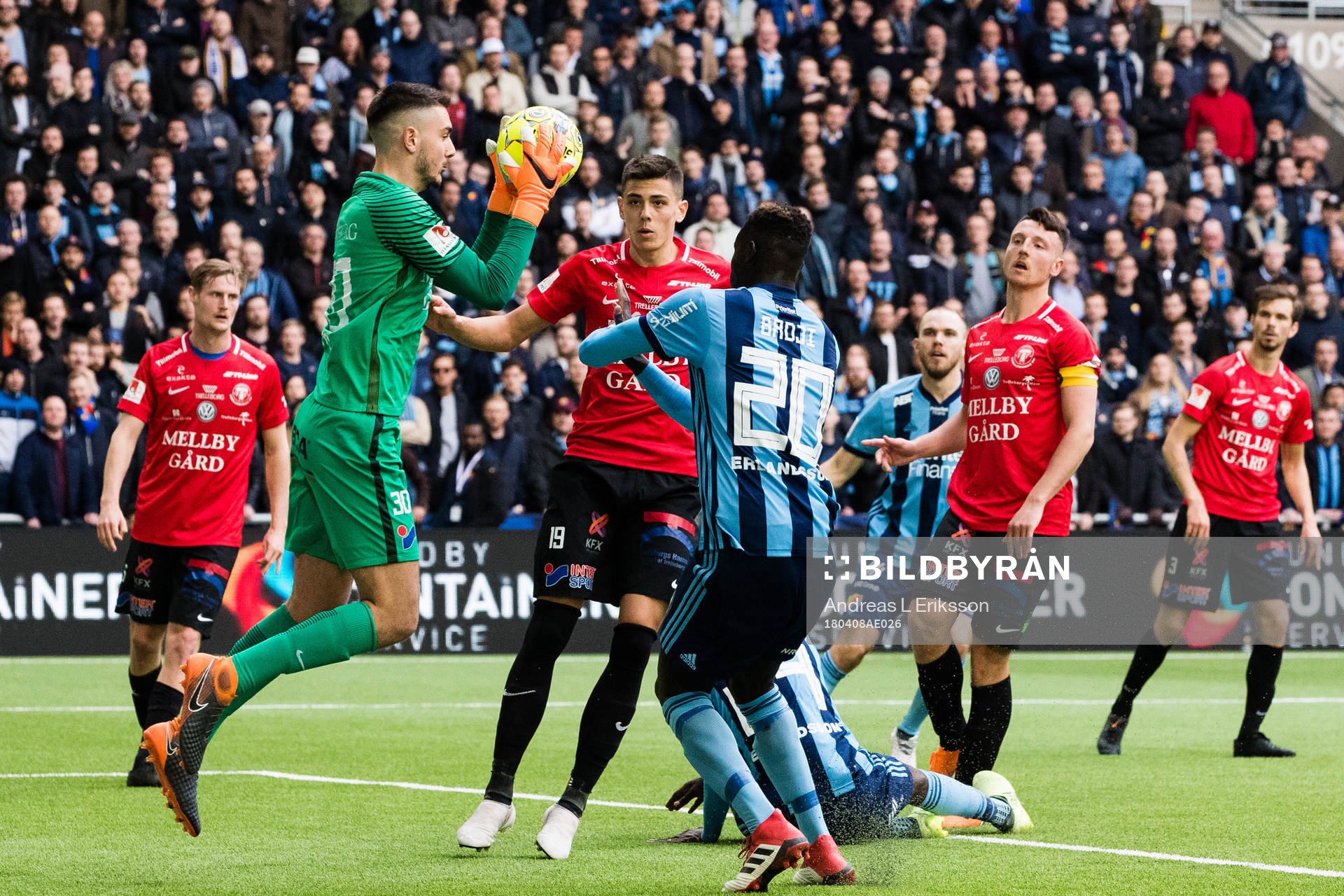 Trelleborgs målvakt Marko Johansson plockar ner bollen framför Djurgårdens Aliou Badji under fotbollsmatchen i Allsvenskan mellan Djurgården och Trelleborg den 8 april 2018 i Stockholm. 