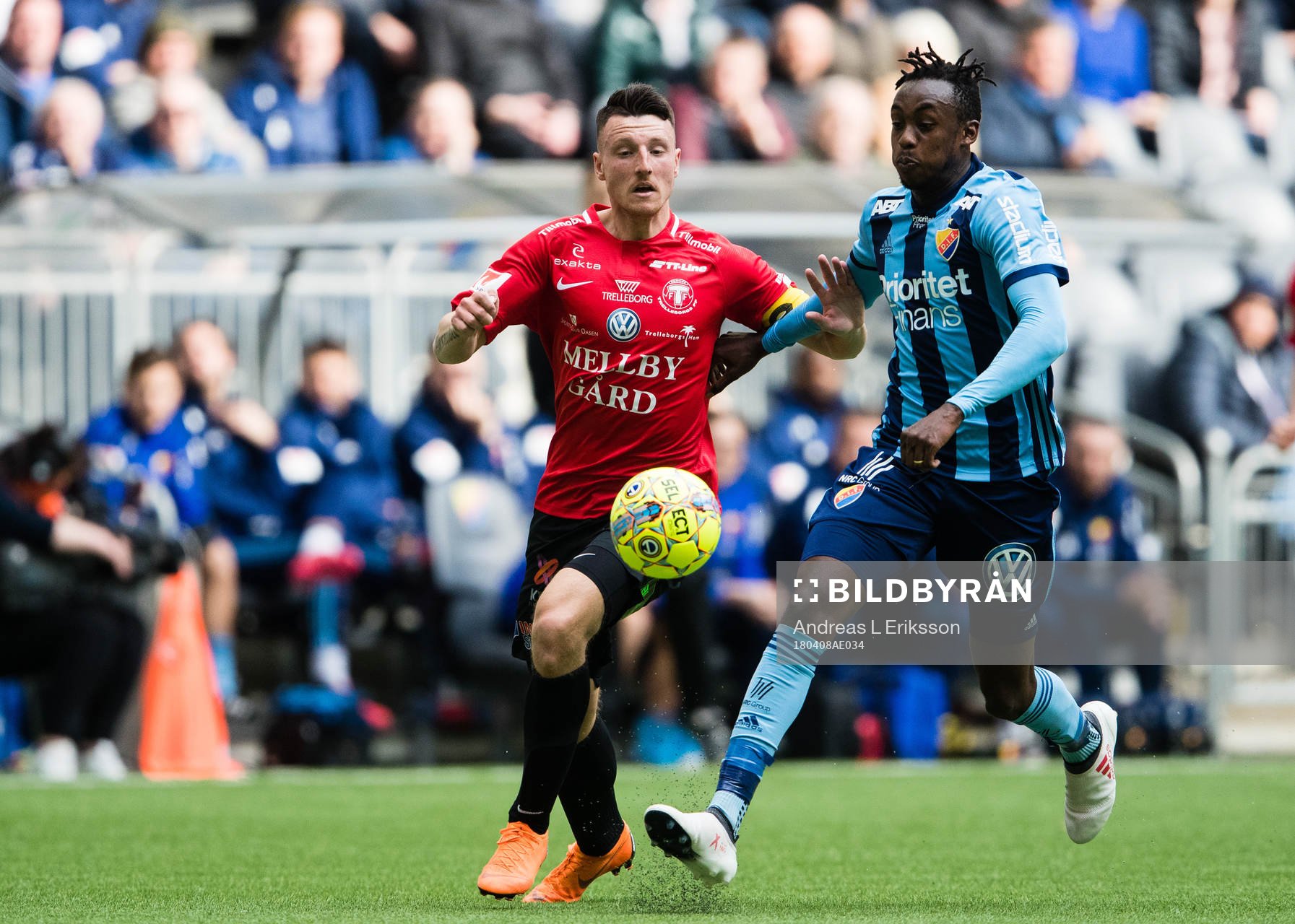 Trelleborgs Alexander Blomqvist i kamp om bollen med