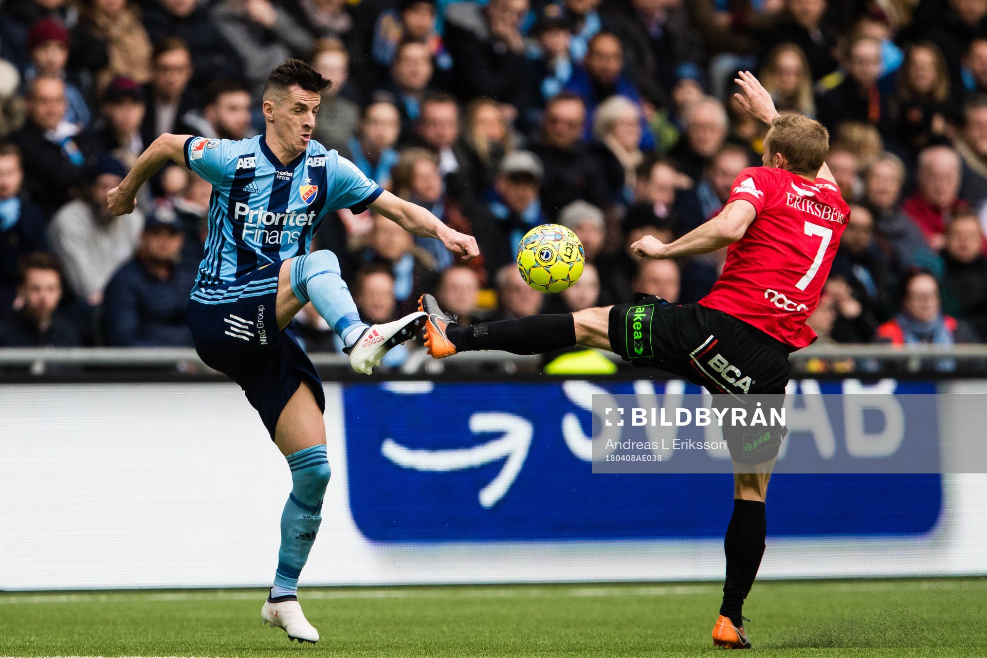 Djurgårdens Haris Radetinac i kamp om bollen med