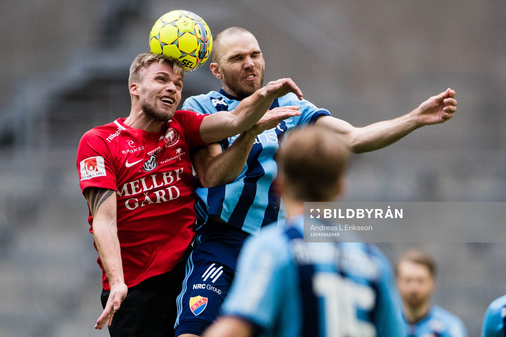 Trelleborgs Robin Nilsson i en nickduell med Djurgårdens