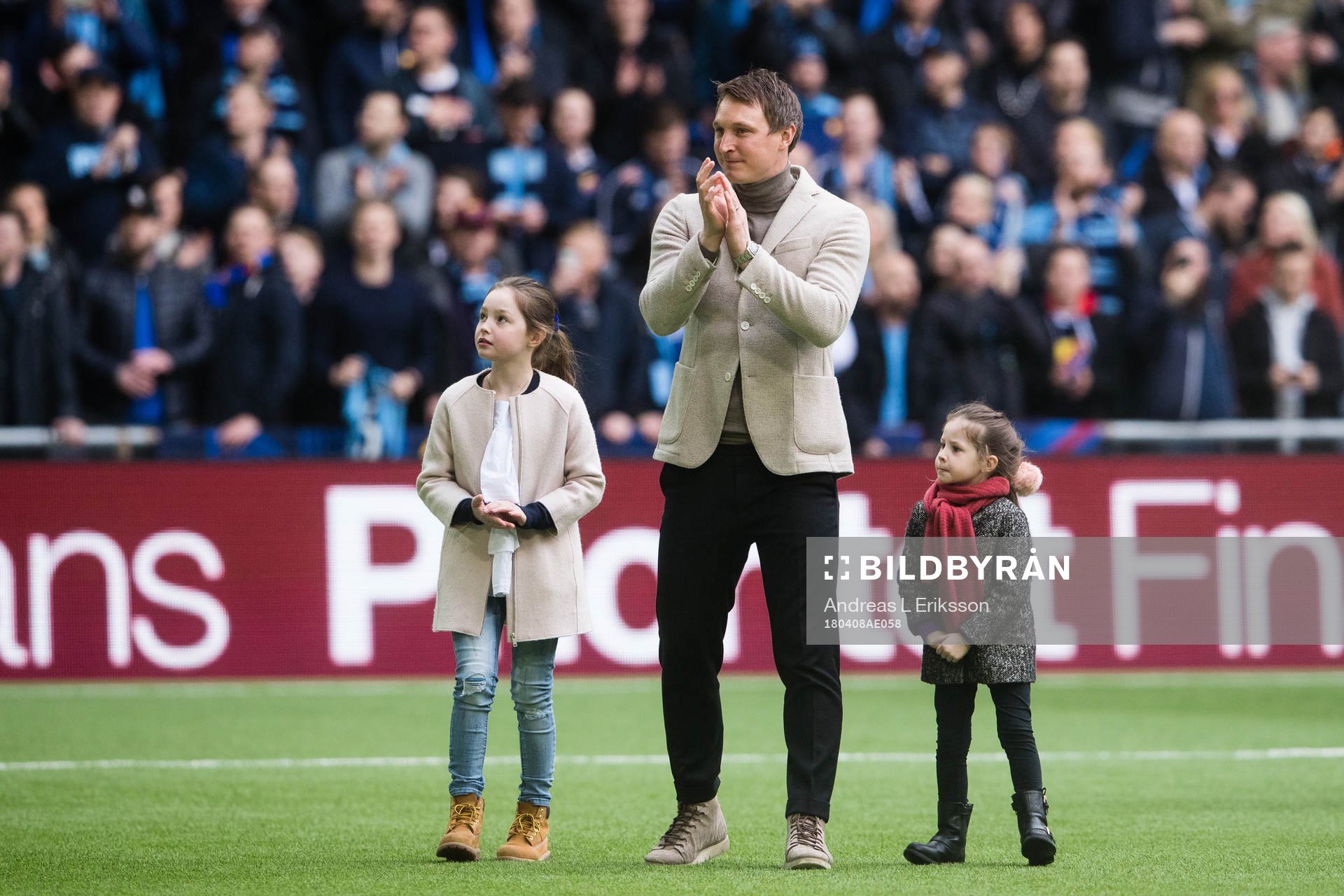 Djurgårdens tidigare spelare Kim Källström uppvaktas