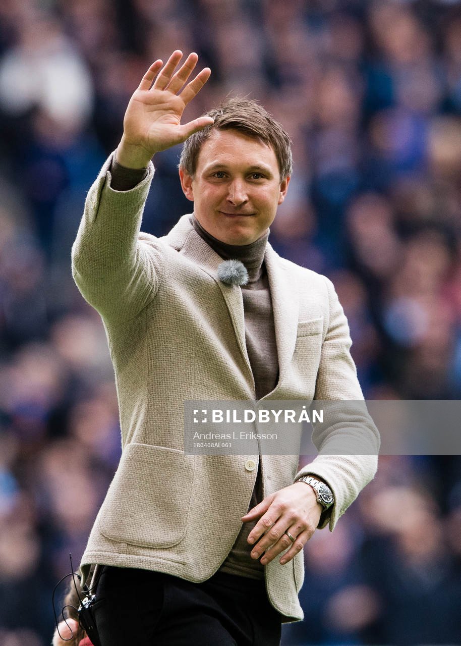 Djurgårdens tidigare spelare Kim Källström uppvaktas