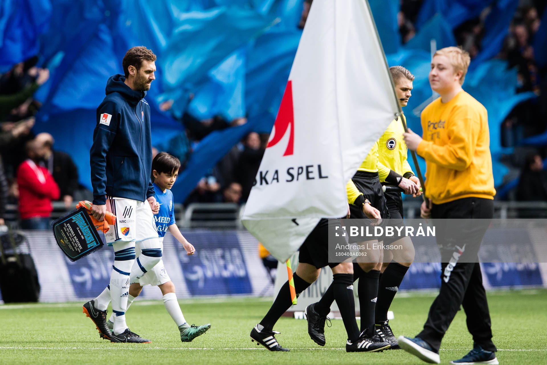 Djurgårdens målvakt Andreas Isaksson går in på plan