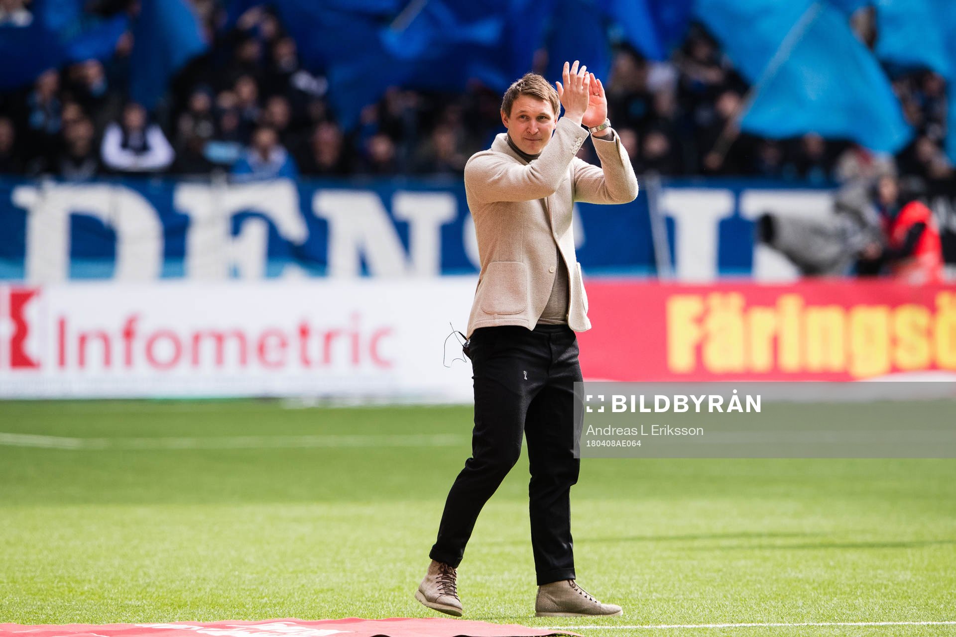 Djurgårdens tidigare spelare Kim Källström uppvaktas