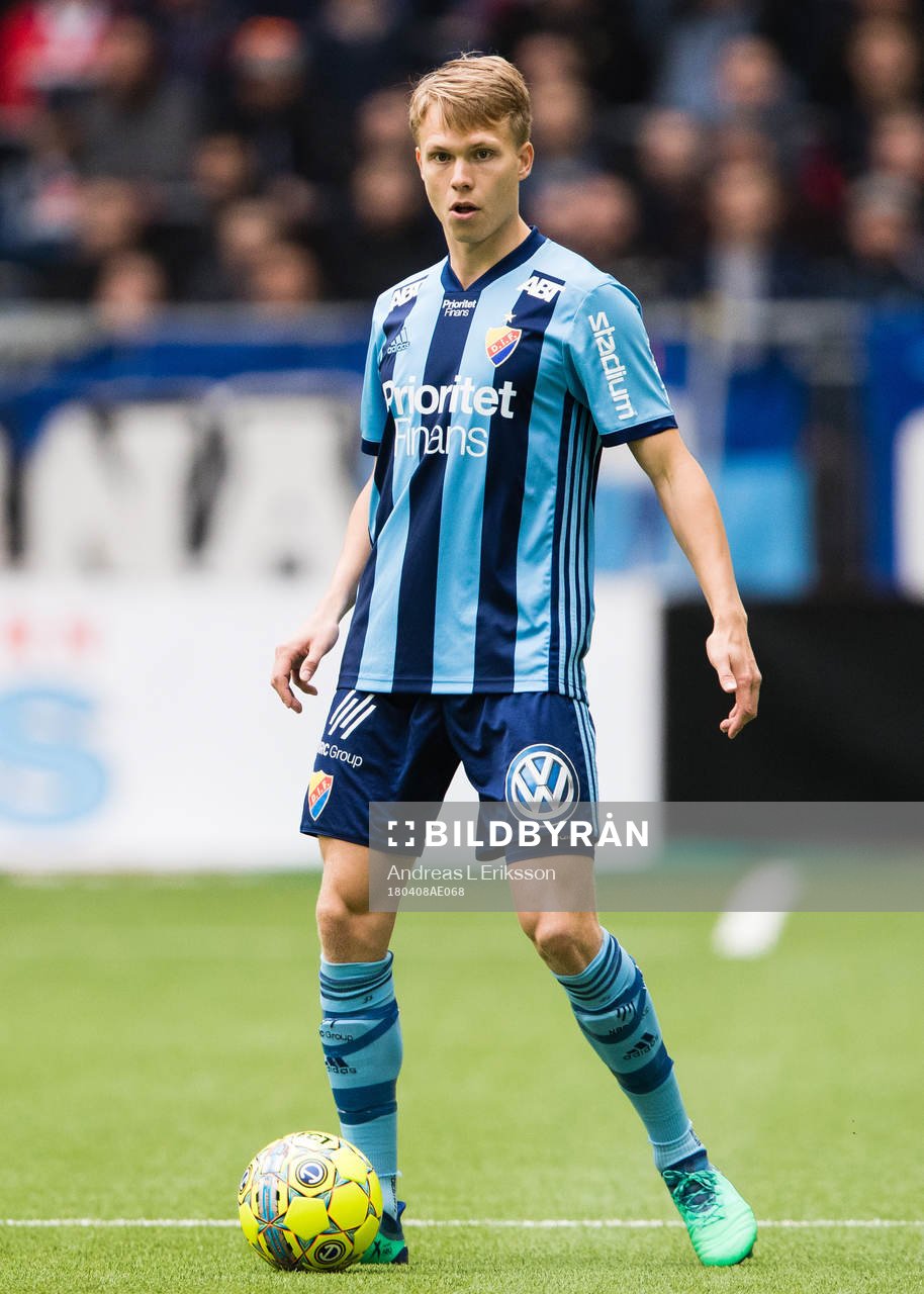 Djurgårdens Jonathan Augustinsson med bollen