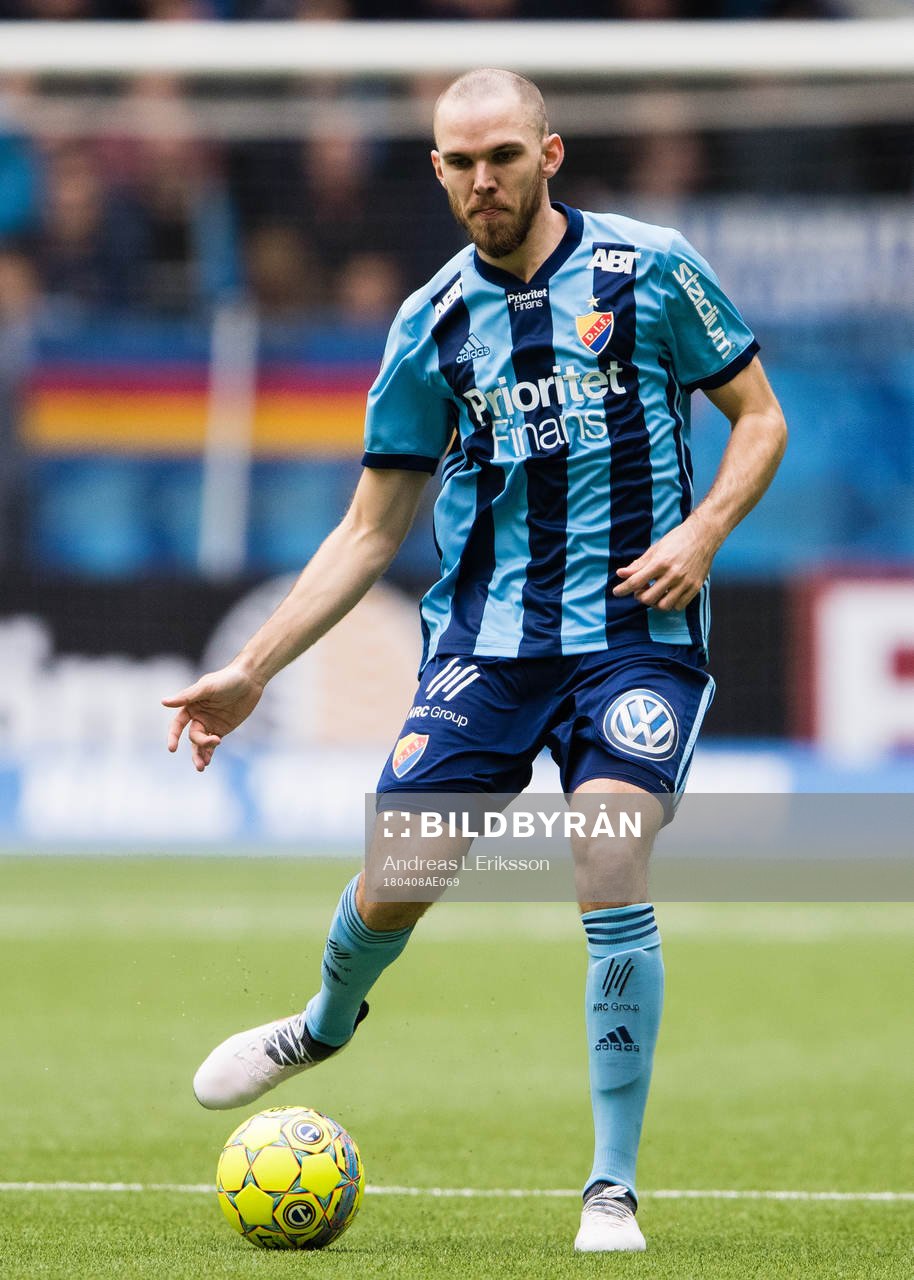 Djurgårdens Marcus Danielson med bollen