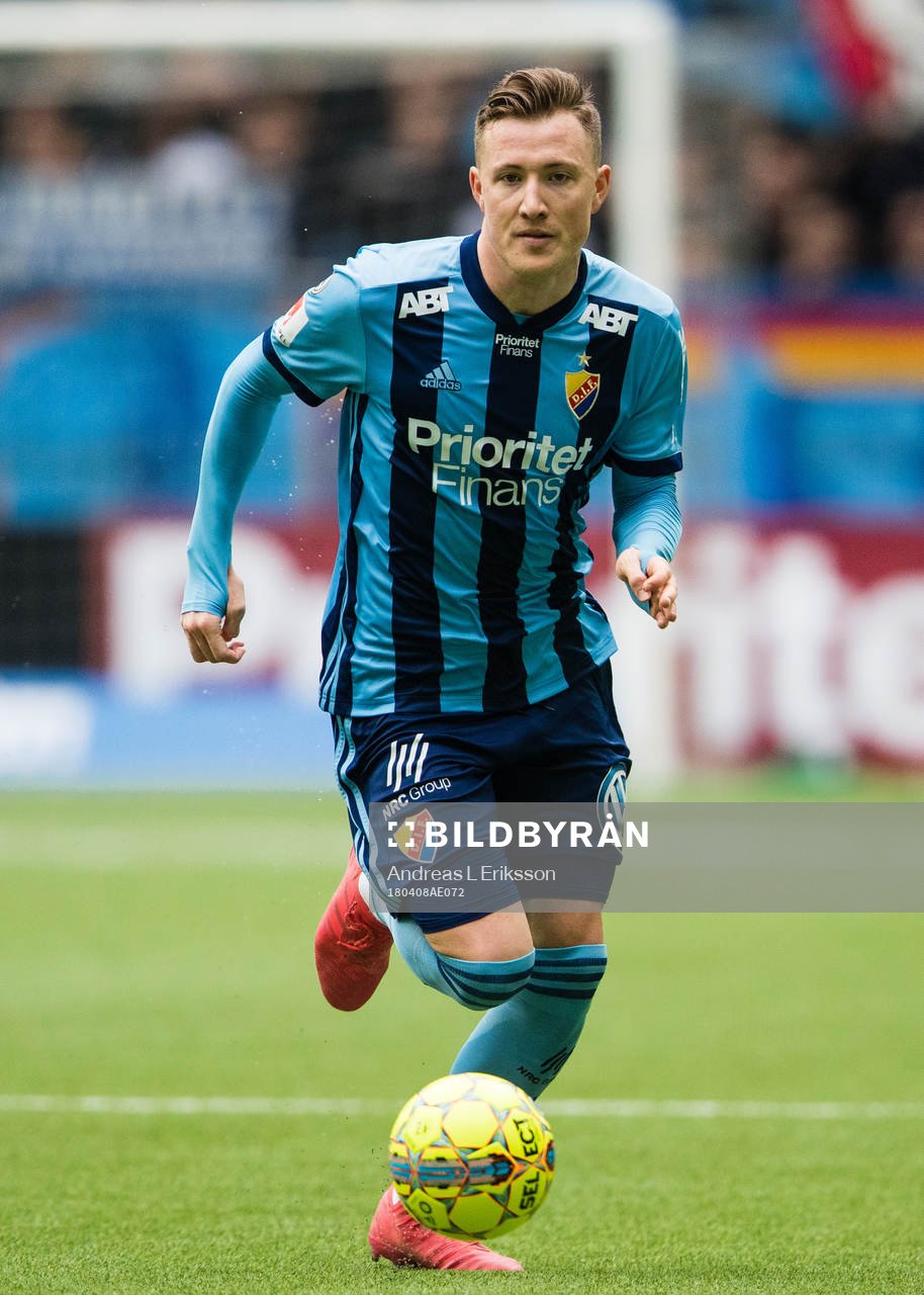 Djurgårdens Fredrik Ulvestad med bollen
