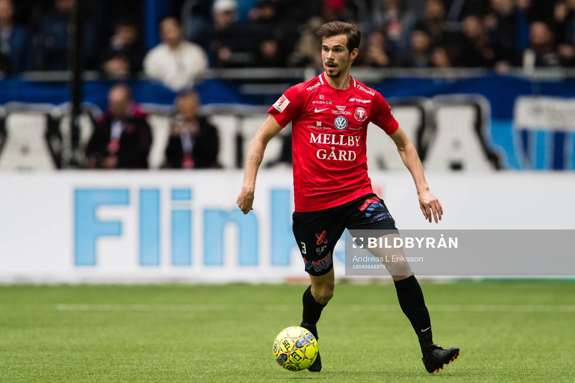 Trelleborgs Sebastian Ohlsson med bollen